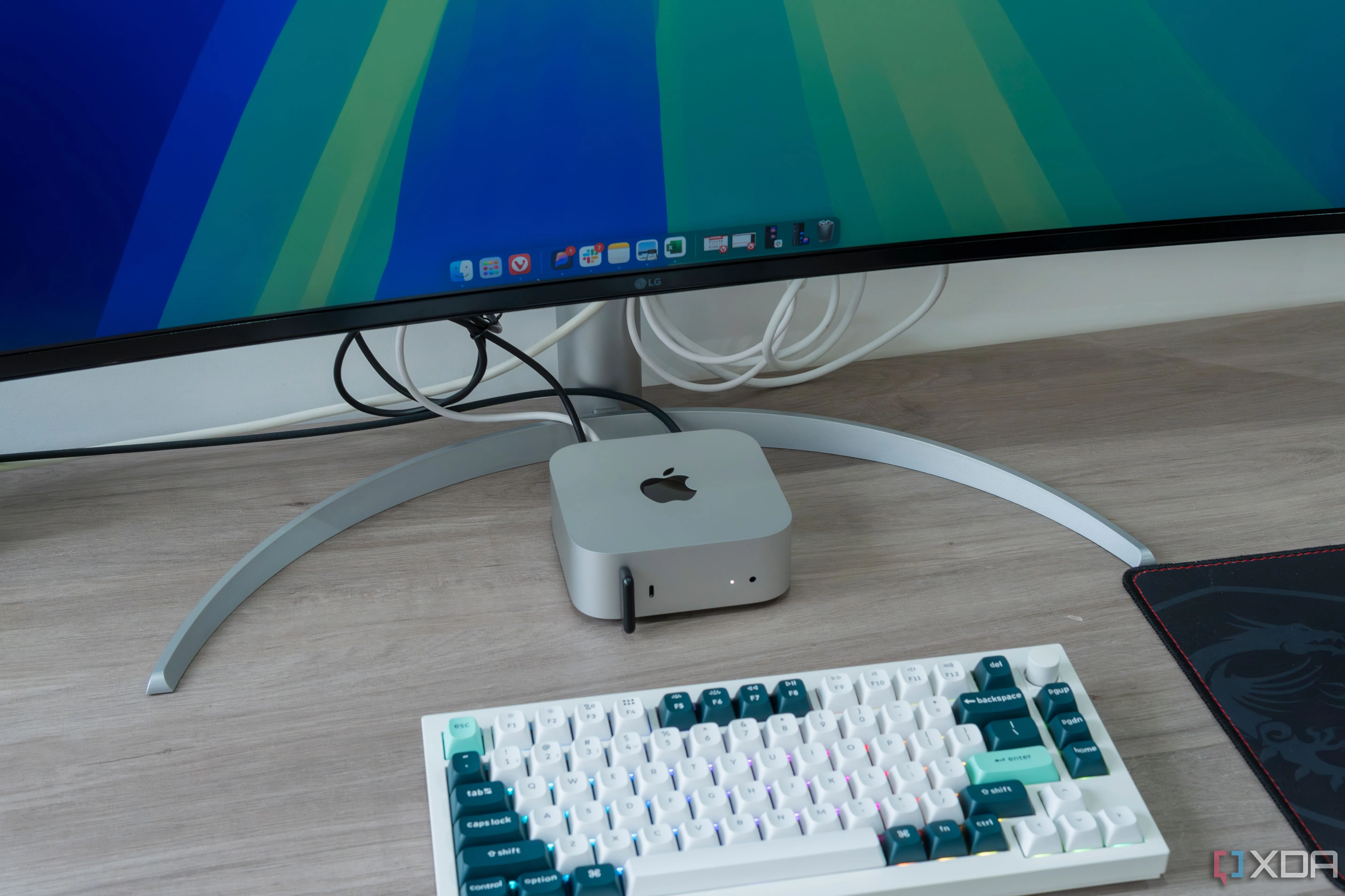 Mac Mini M4 đặt trước màn hình và bàn phím, minh họa khả năng hoạt động liền mạch không lỗi vặt