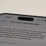 Màn hình cài đặt bảo mật 2FA trên điện thoại iPhone