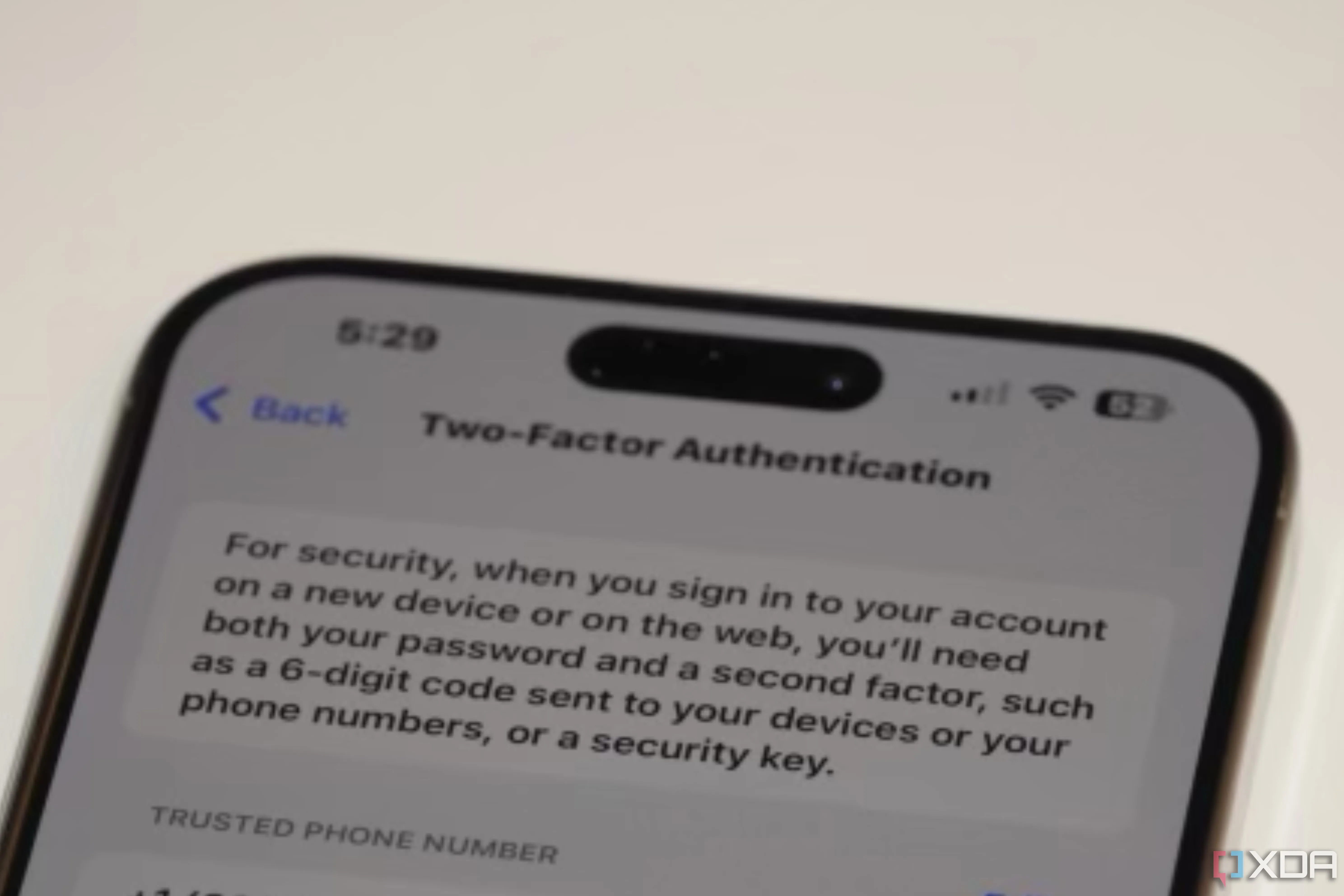Màn hình cài đặt bảo mật 2FA trên điện thoại iPhone