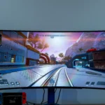 Màn hình chơi game siêu rộng LG UltraGear 45GR95QE hiển thị cảnh trong Apex Legends, cho thấy góc nhìn (FOV) rộng hơn và lợi thế chiến thuật trong game bắn súng.