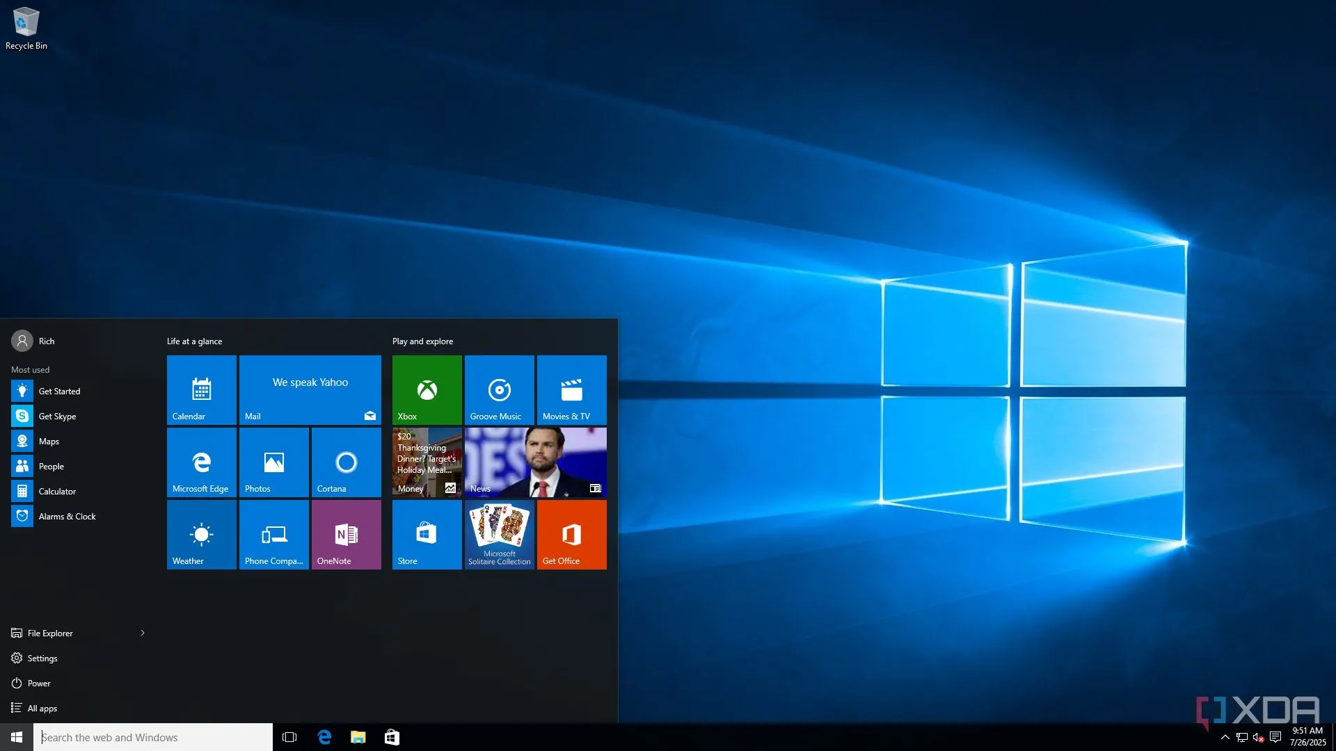 Màn hình desktop Windows 10 với giao diện quen thuộc, minh họa cho mô hình hệ điều hành dưới dạng dịch vụ liên tục cập nhật.