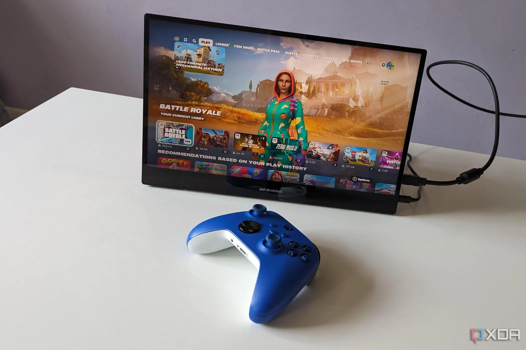 Màn hình di động Desklabs hiển thị trò chơi Fortnite cùng tay cầm Xbox, cho thấy khả năng chơi game di động với tần số quét cao