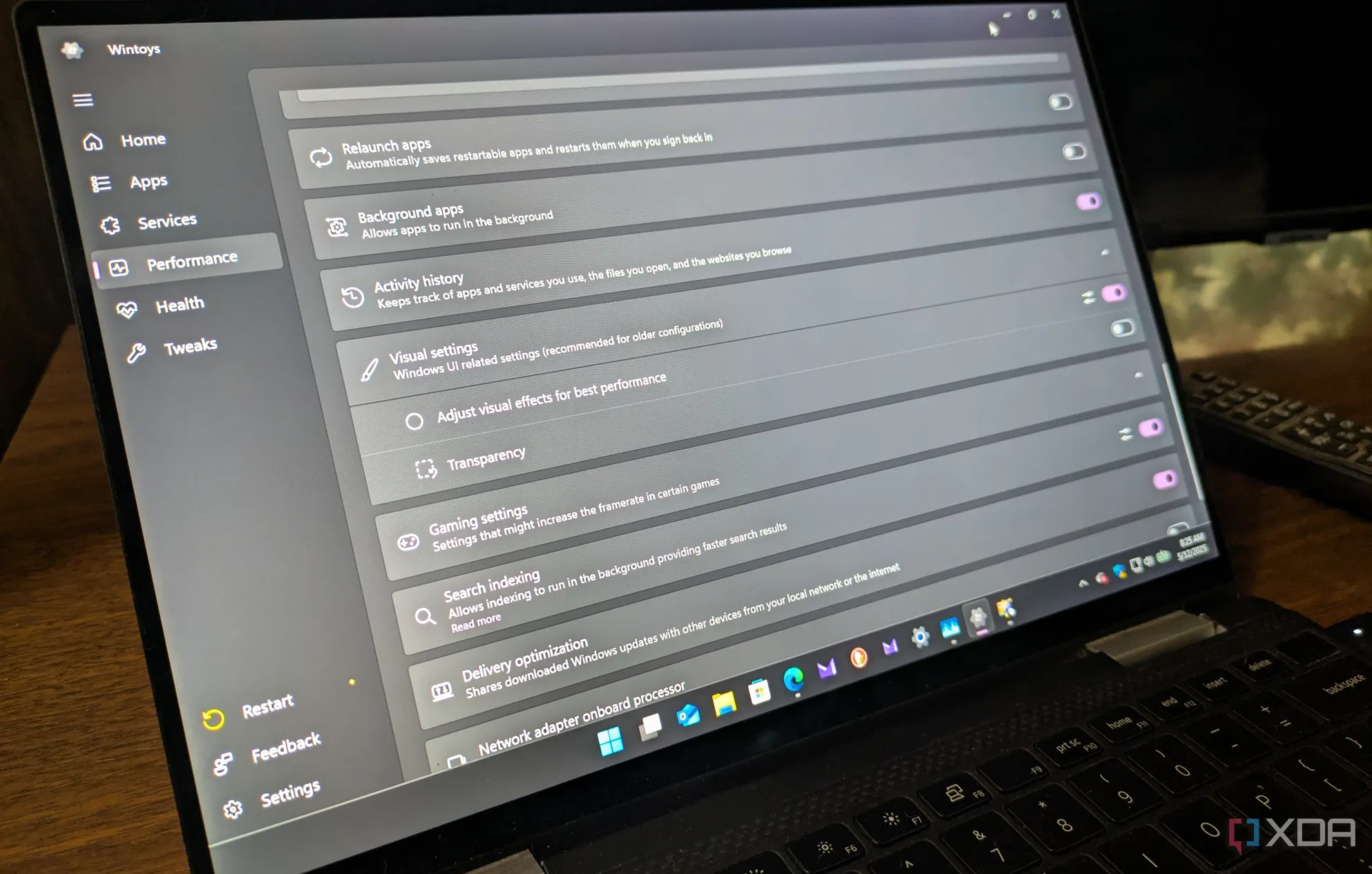 Màn hình laptop chạy Windows 11 hiển thị giao diện phần mềm, minh họa cho các công cụ hỗ trợ chuyển đổi dữ liệu.