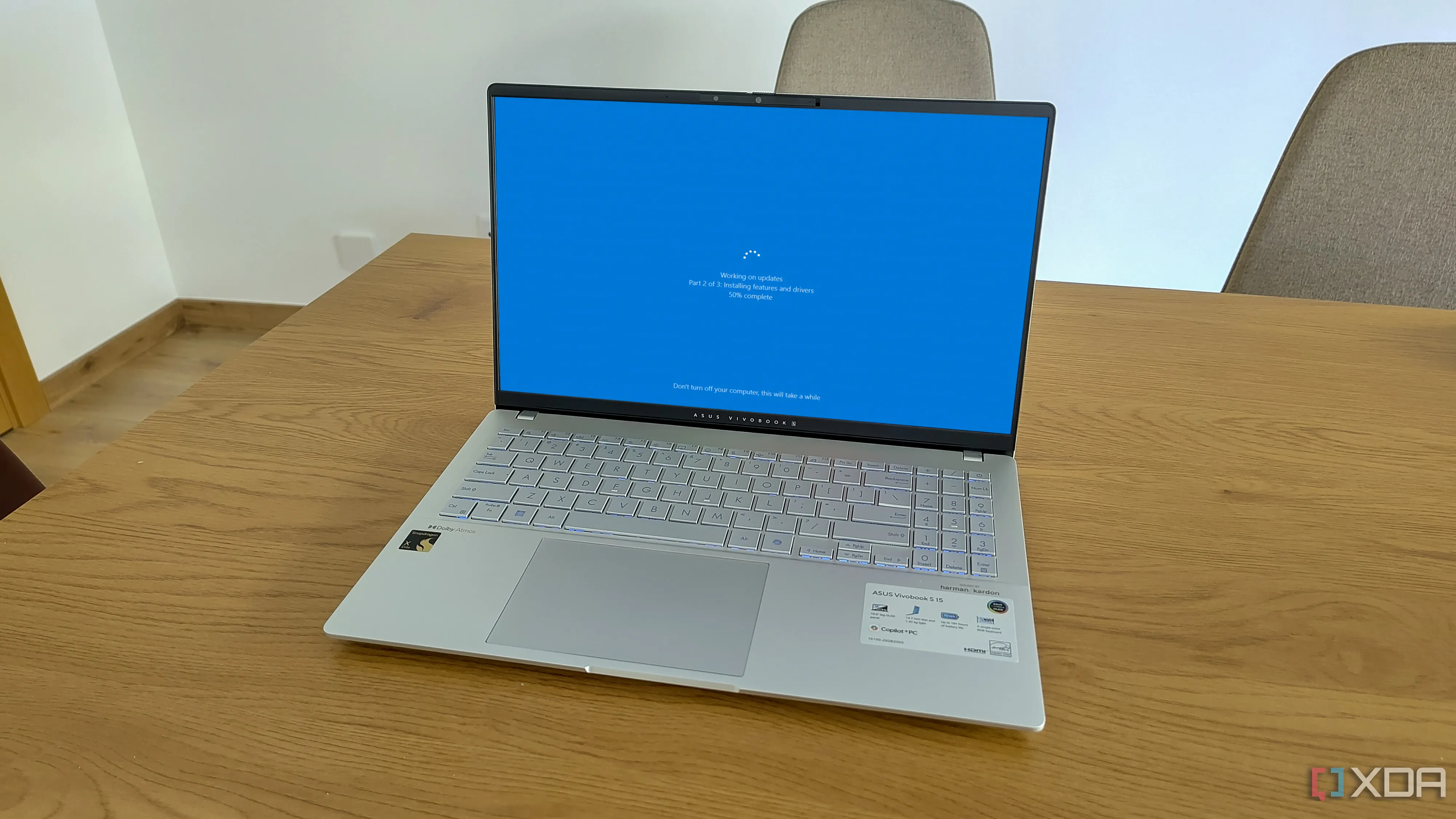 Màn hình laptop hiển thị quá trình khởi động lại Windows để cài đặt các bản cập nhật hệ thống