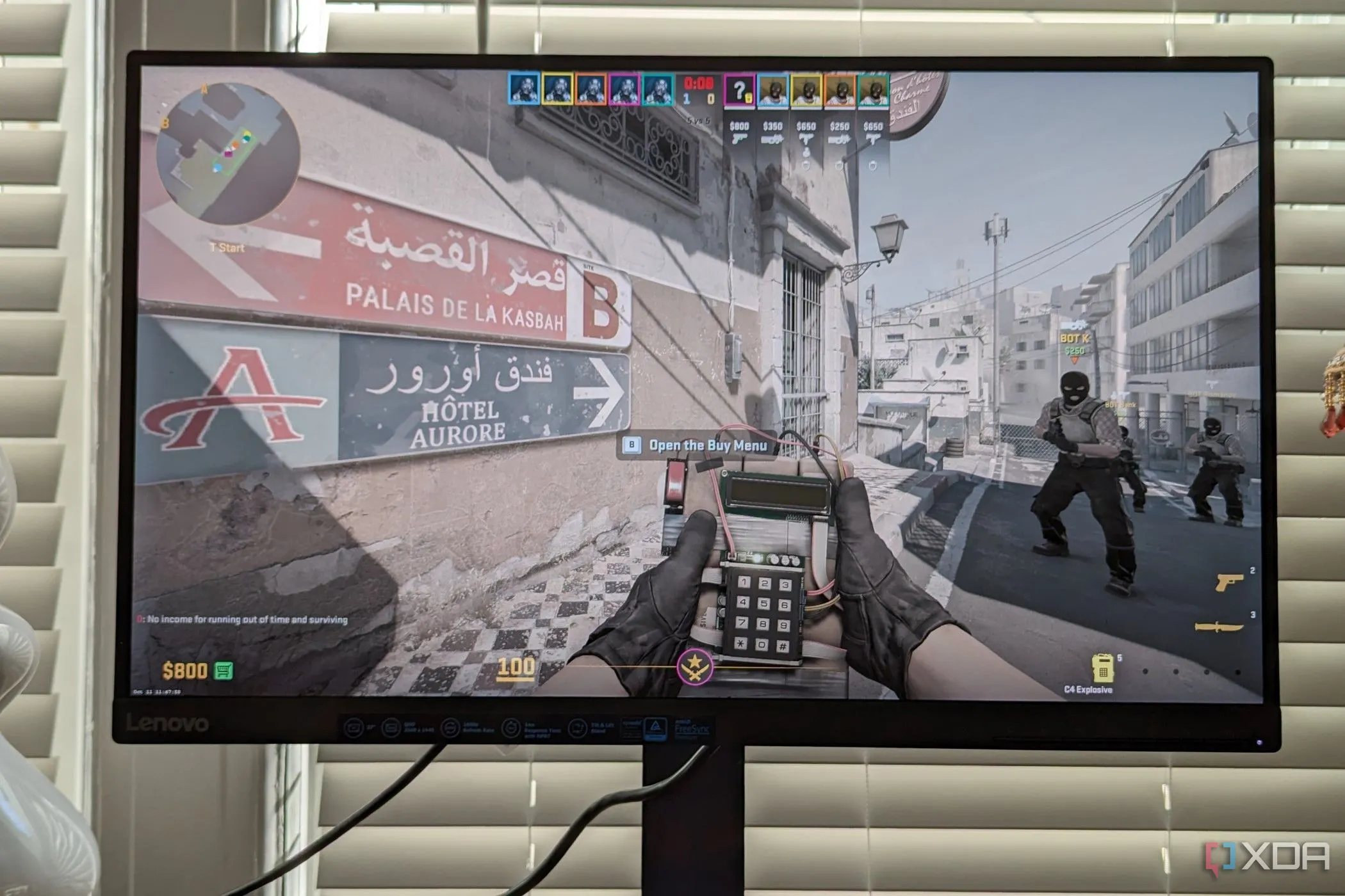 Màn hình Lenovo G27q-30 hiển thị game Counter-Strike 2, minh họa một tựa game có thể được tối ưu dung lượng đáng kể bằng CompactGUI.