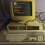 Màn hình máy tính CRT cũ chạy hệ điều hành MS-DOS 3.2