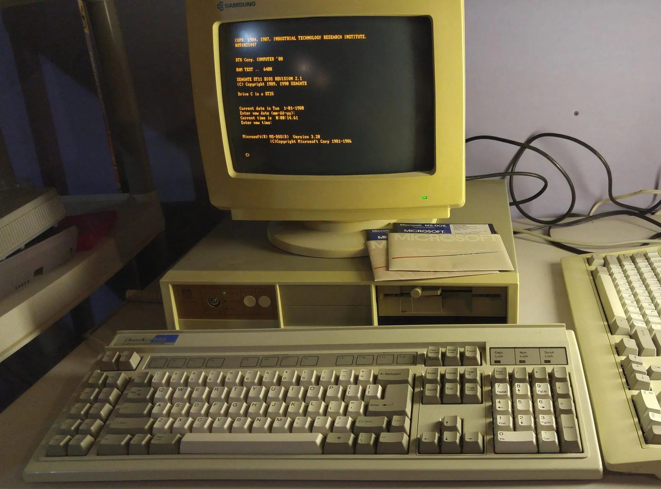 Màn hình máy tính CRT cũ chạy hệ điều hành MS-DOS 3.2
