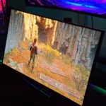 Màn hình OLED hiển thị cảnh game Star Wars Jedi: Survivor với hiệu ứng hình ảnh sắc nét, minh họa cho việc DLSS có thể gây lỗi.
