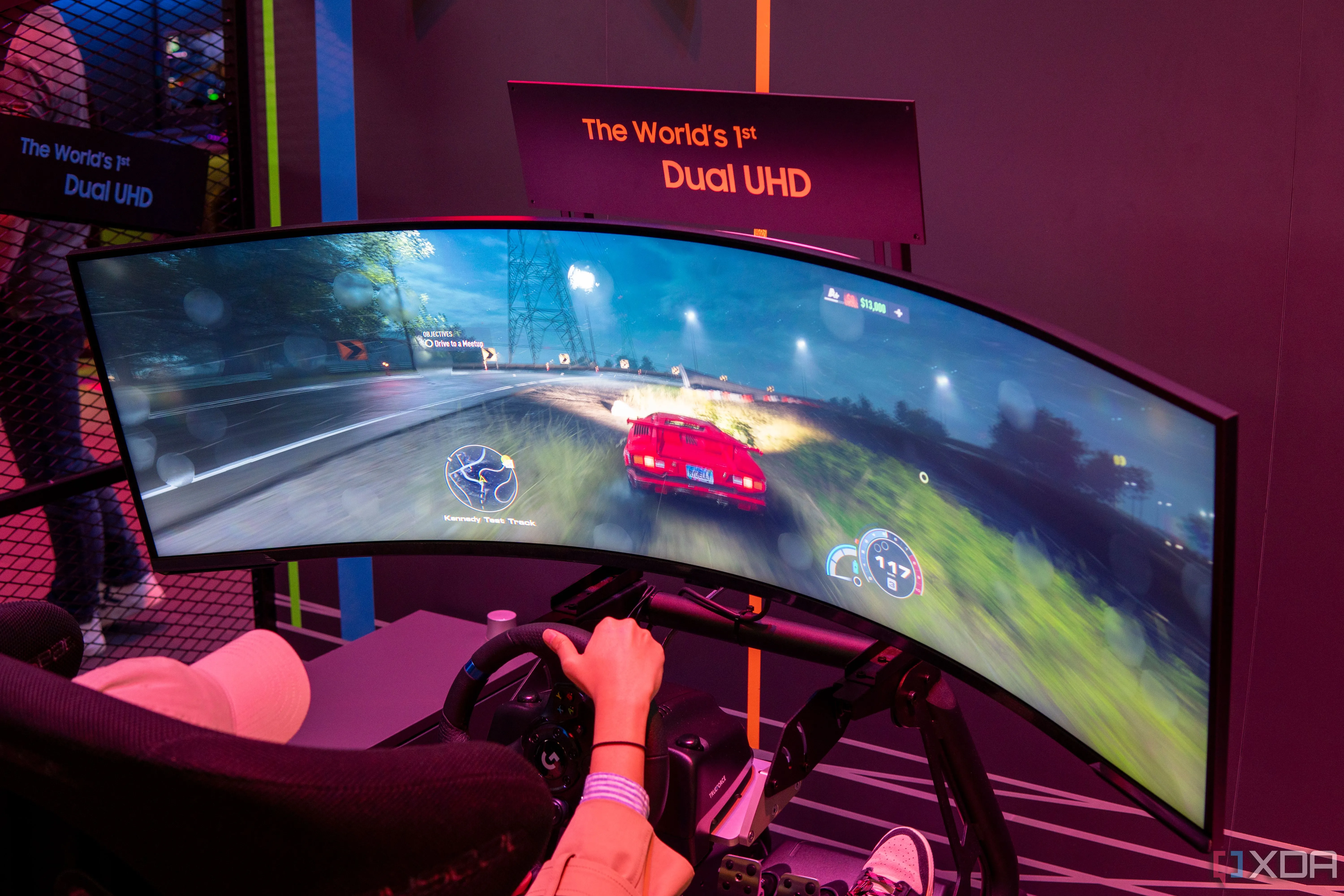 Màn hình Samsung Odyssey Neo G9 57 inch siêu rộng đang hiển thị game đua xe