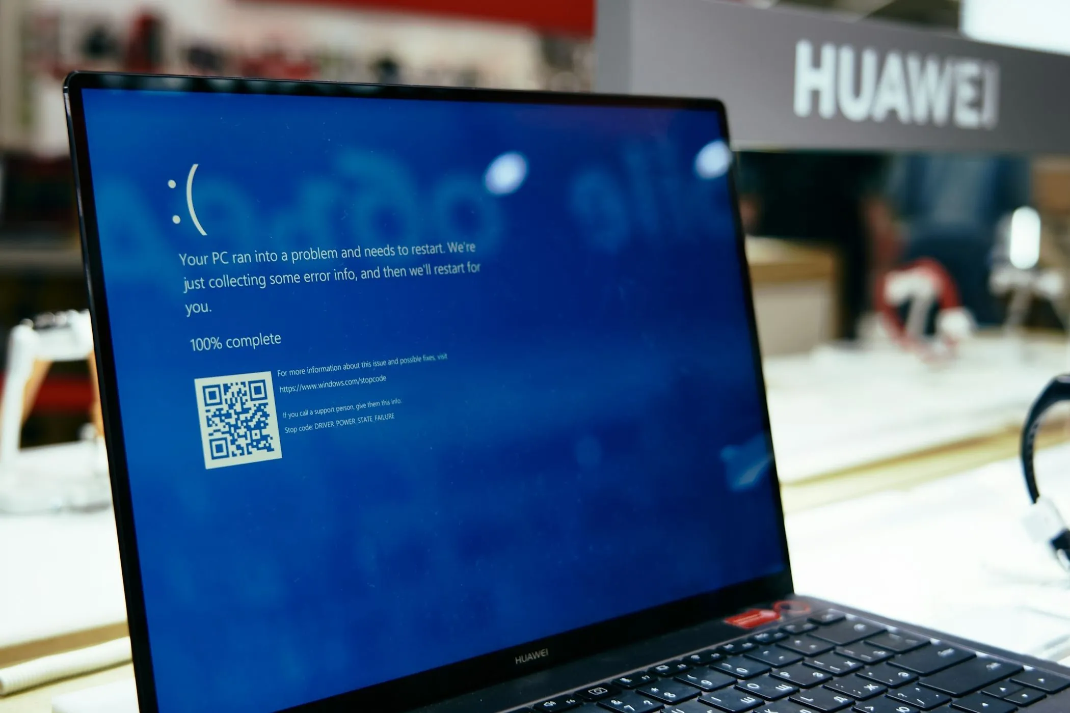Màn hình xanh chết chóc (BSOD) trên laptop Windows XP, biểu tượng lỗi hệ thống liên quan đến lỗi tần số âm thanh của Janet Jackson.