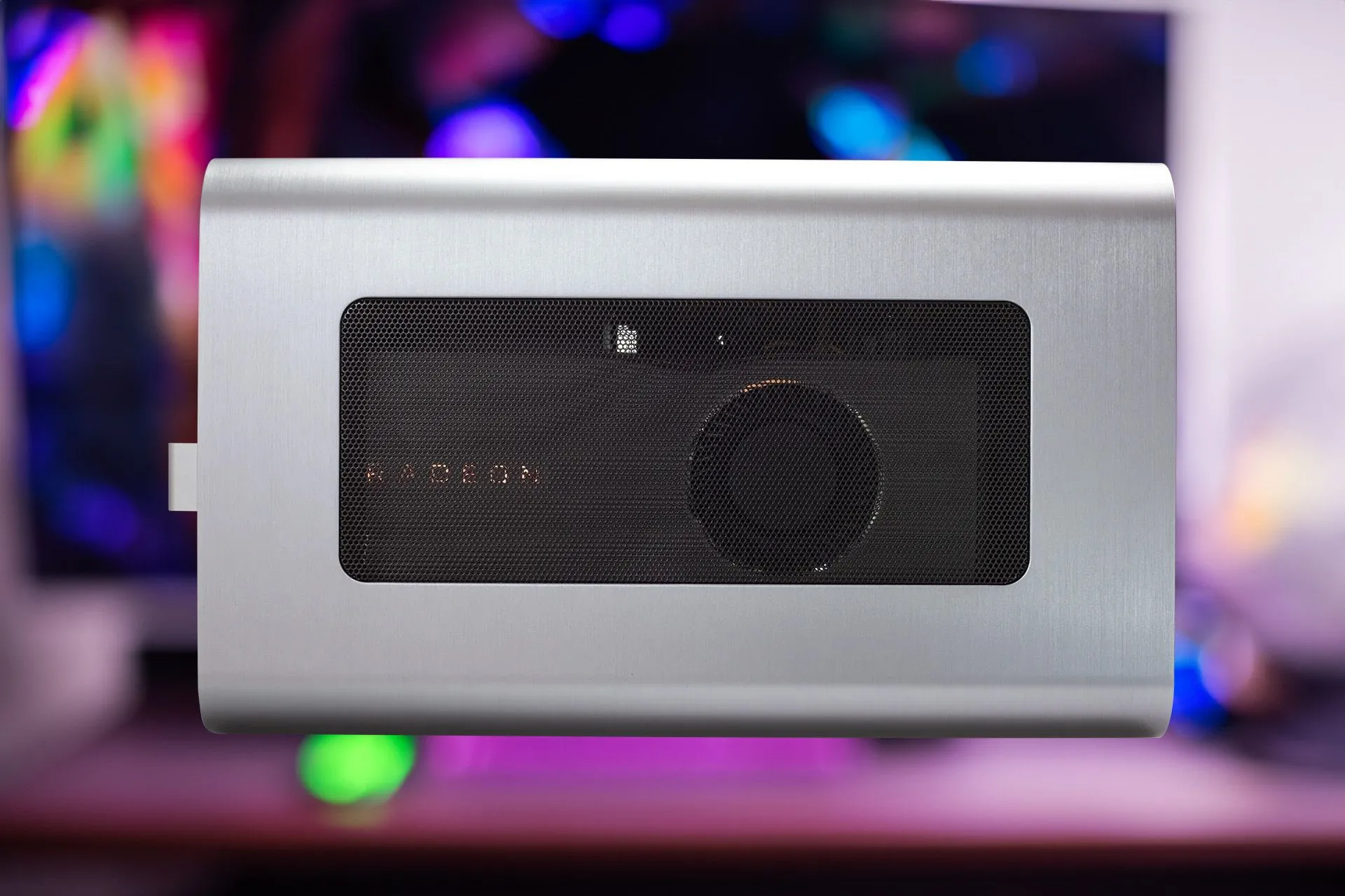 Mantiz Saturn eGPU trên nền nhiều màu sắc