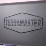 Mặt bên của thiết bị NAS TerraMaster F2-424 màu đen với logo TerraMaster