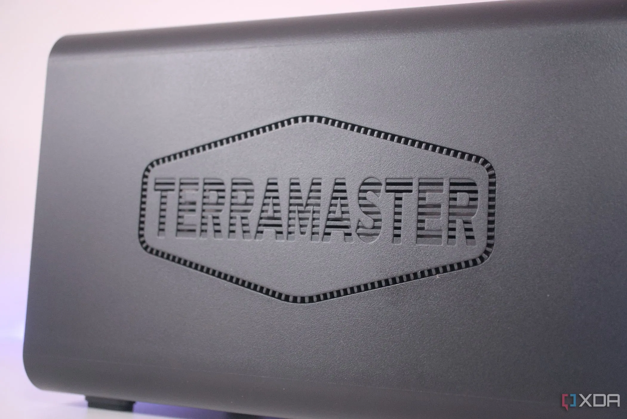 Mặt bên của thiết bị NAS TerraMaster F2-424 màu đen với logo TerraMaster