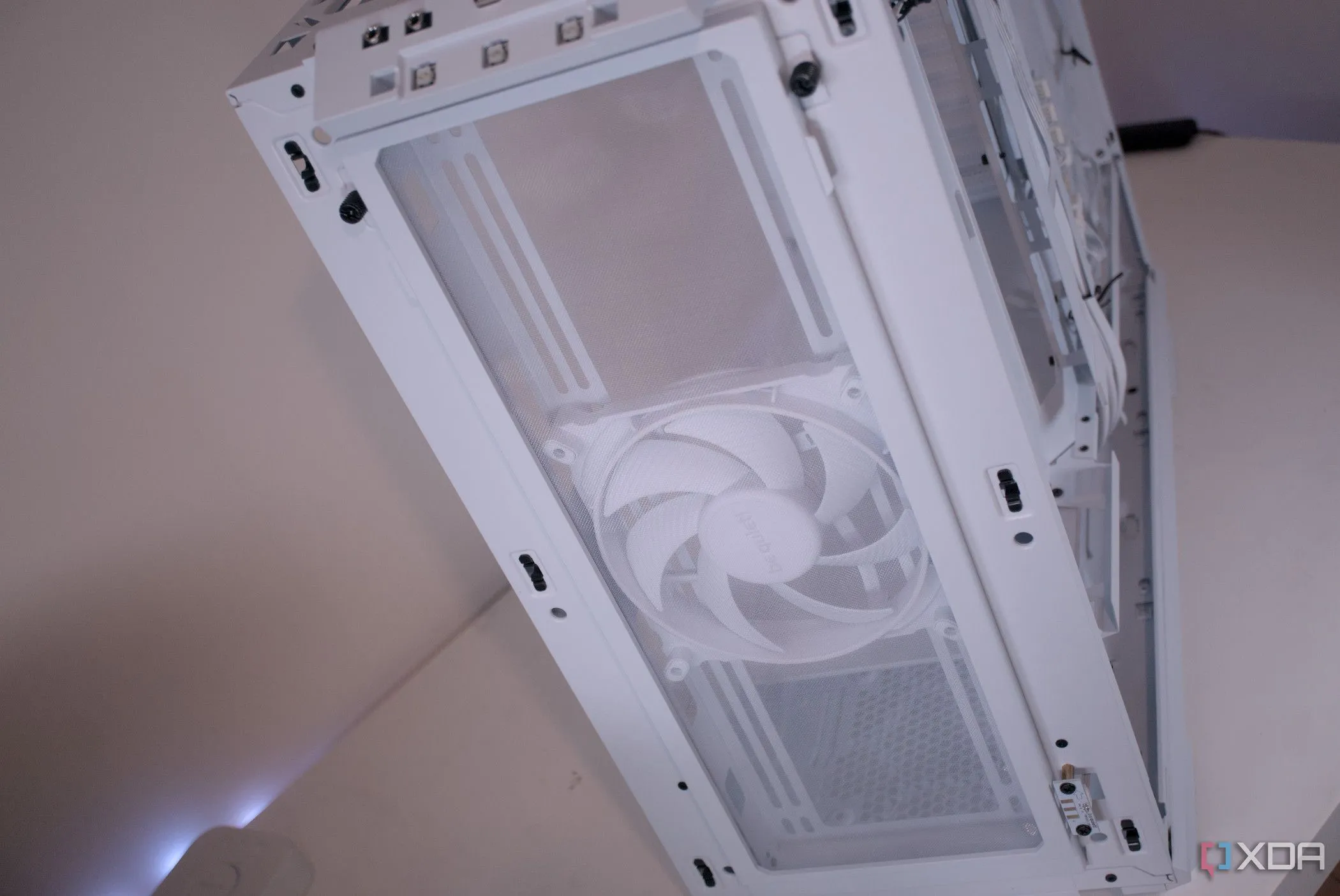 Mặt trước của vỏ case be quiet! Dark Base 701 đã được tháo rời để lộ lưới lọc bụi
