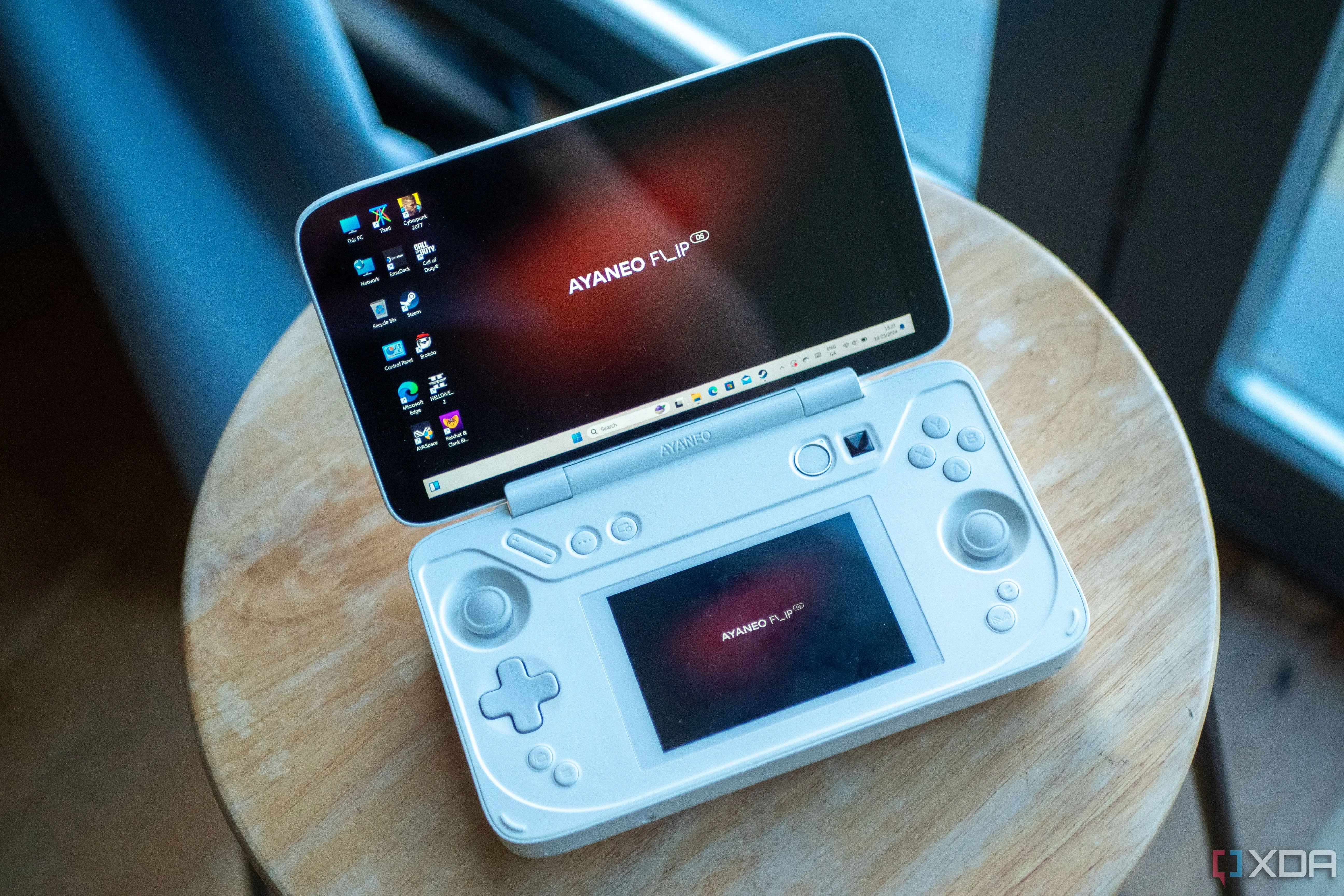 Máy chơi game cầm tay Ayaneo Flip với thiết kế vỏ sò và màn hình kép