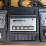 Máy chơi game Emerson Arcadia 2001 với thiết kế đặc trưng và bộ điều khiển độc đáo