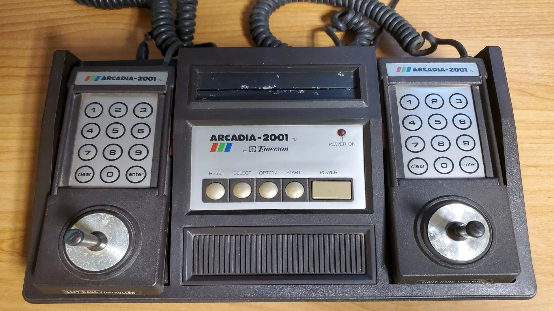Máy chơi game Emerson Arcadia 2001 với thiết kế đặc trưng và bộ điều khiển độc đáo