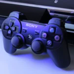 Máy chơi game PlayStation 3 với bộ điều khiển DualShock 3 minh họa hệ thống bảo mật hypervisor chặt chẽ.
