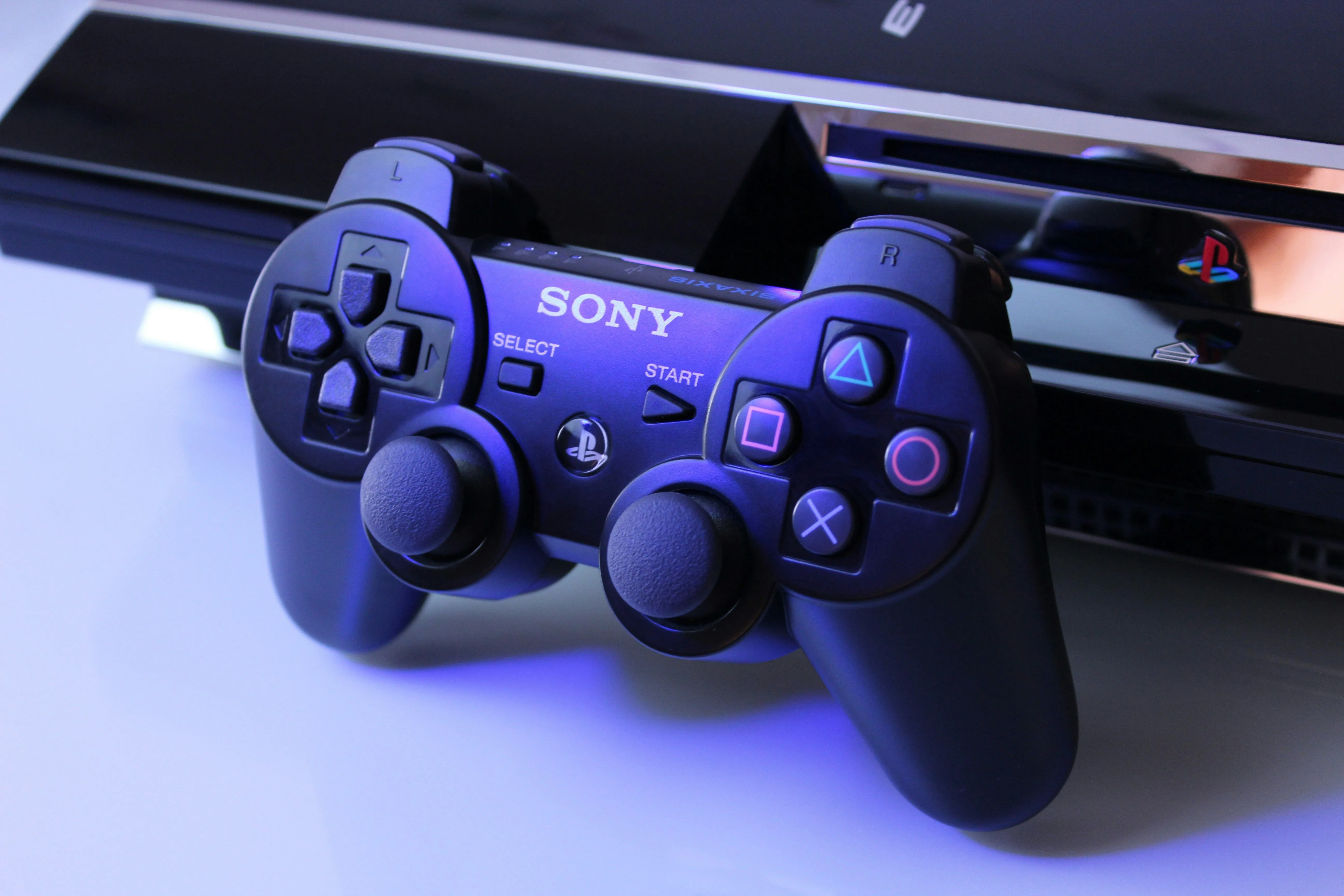 Máy chơi game PlayStation 3 với bộ điều khiển DualShock 3 minh họa hệ thống bảo mật hypervisor chặt chẽ.