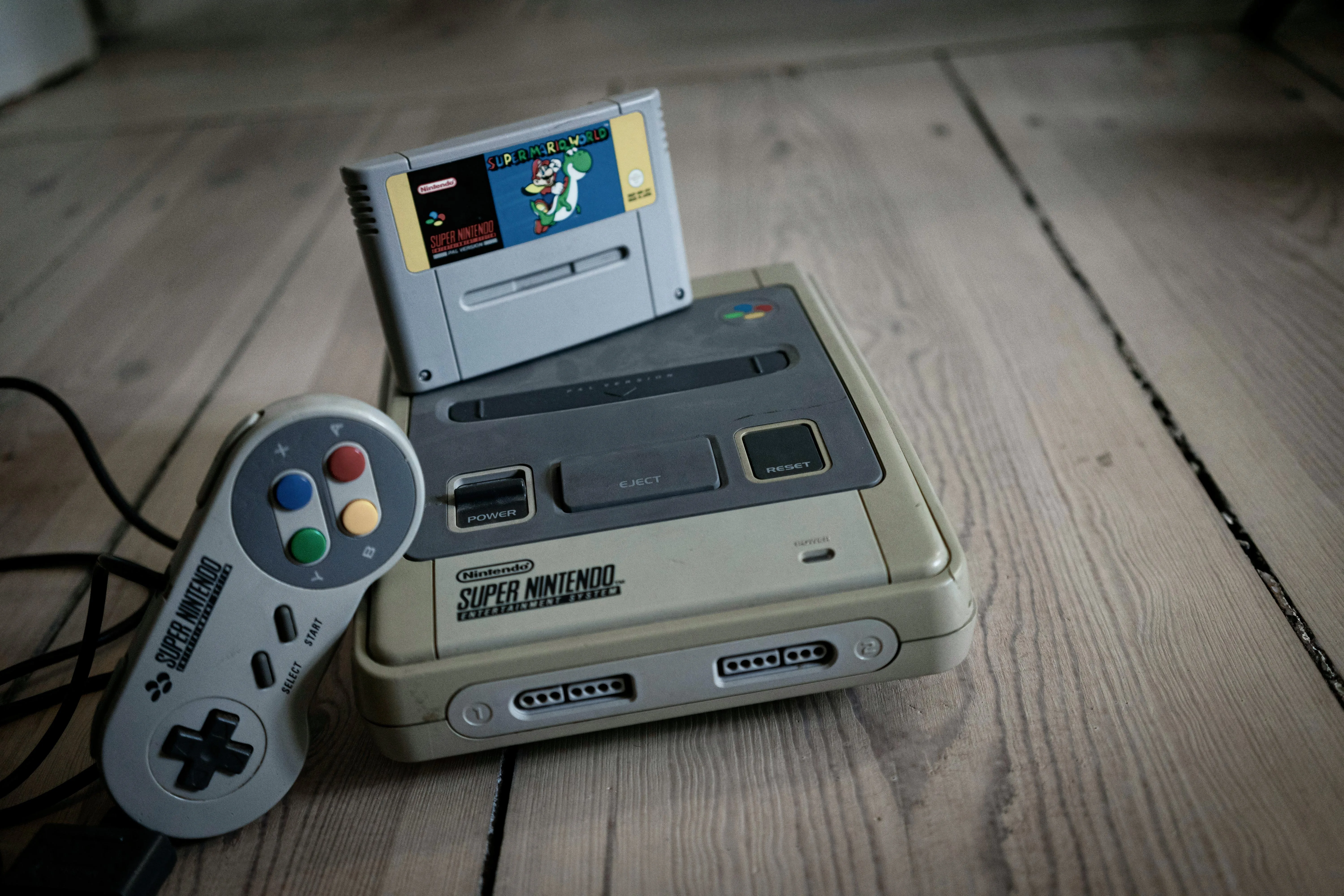 Máy chơi game Super Nintendo Entertainment System (SNES) và tay cầm đặc trưng