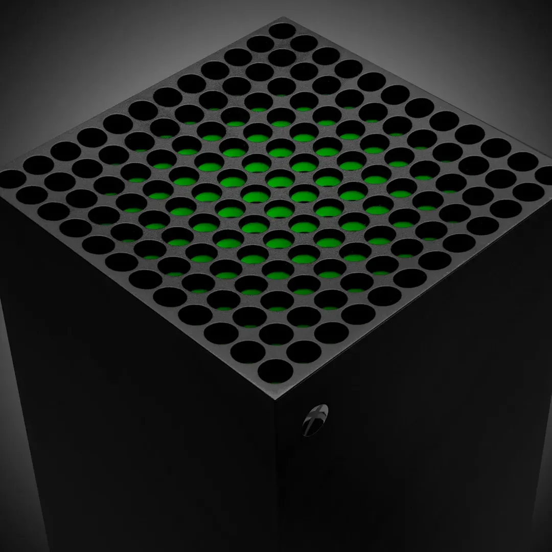 Máy chơi game Xbox Series X màu đen với thiết kế hình hộp đứng đặc trưng, biểu tượng cho sức mạnh console hiện tại của Microsoft.