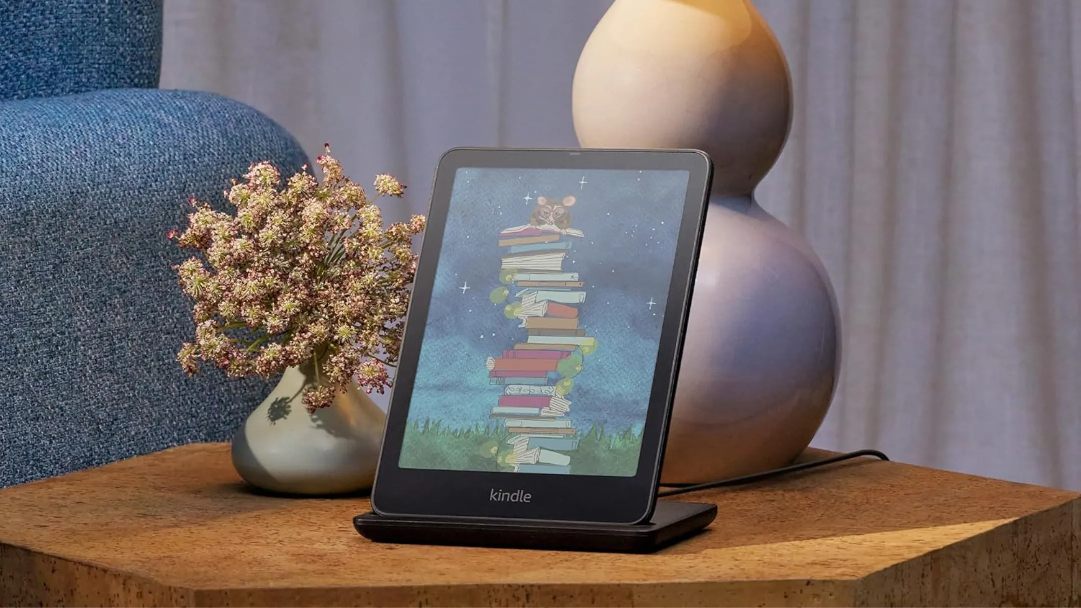 Máy đọc sách Amazon Kindle Colorsoft Signature Edition hiển thị bìa sách màu sắc trên mặt bàn