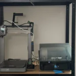 Máy in 3D Creality Hi Combo hiện đại, công cụ thiết yếu để tự in giá đỡ màn hình tùy chỉnh.