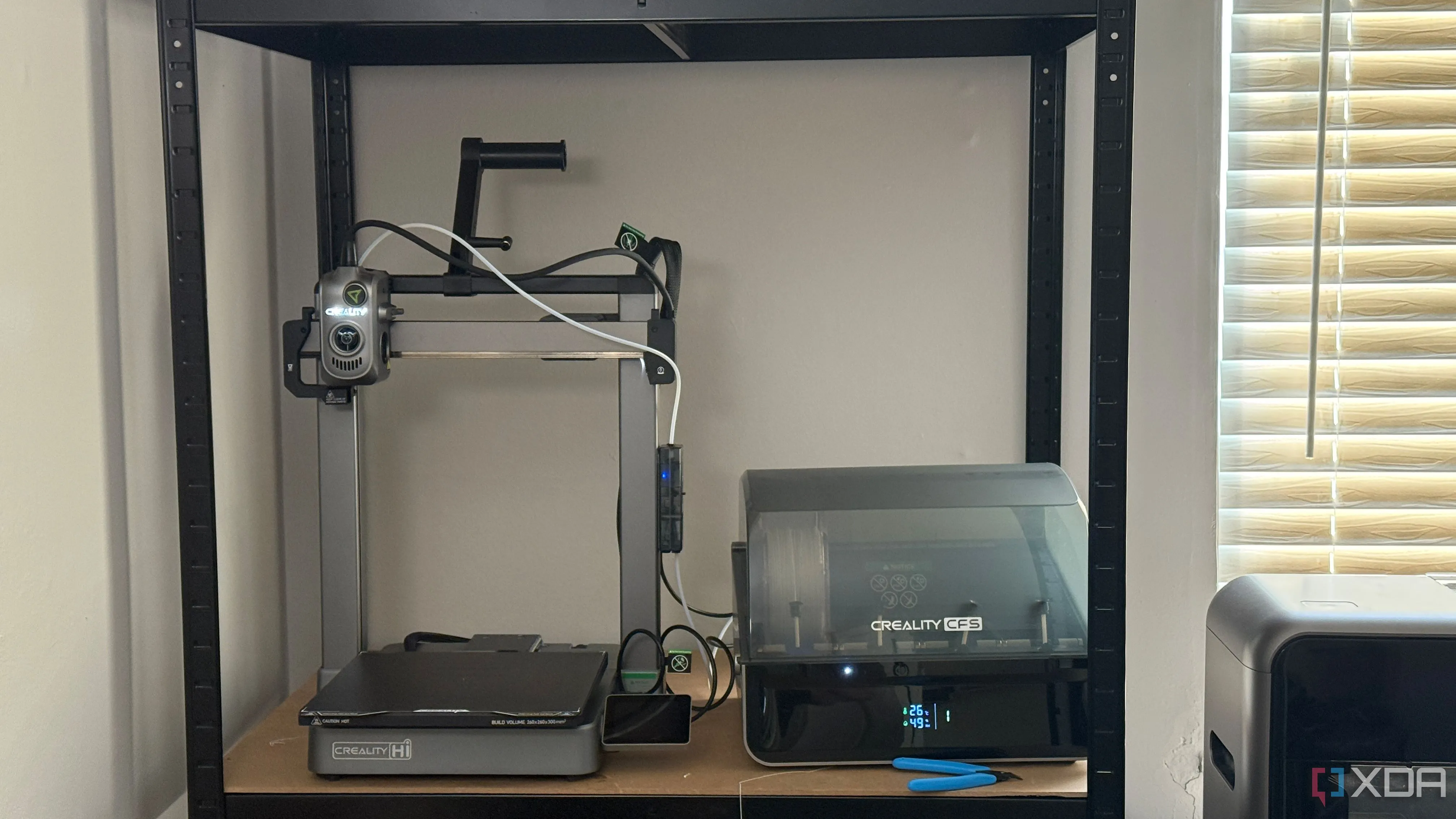 Máy in 3D Creality Hi Combo hiện đại, công cụ thiết yếu để tự in giá đỡ màn hình tùy chỉnh.