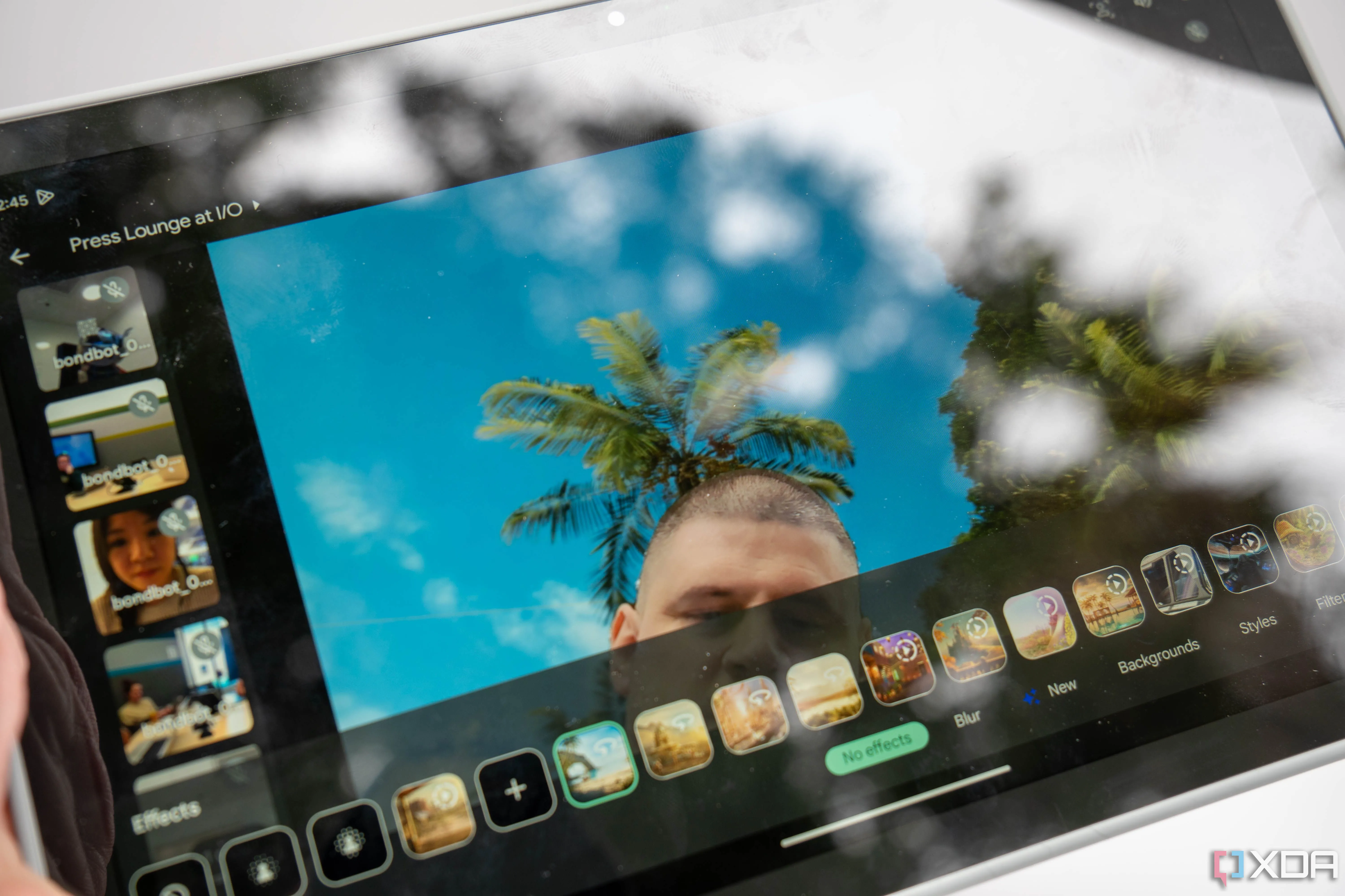 Máy tính bảng Google Pixel Tablet với màn hình hiển thị sống động