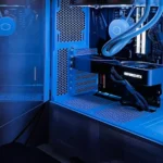 Máy tính chơi game cao cấp với card RTX 3080 và chip Ryzen 7 5700X, tượng trưng cho sự phức tạp của PC gaming so với game console.