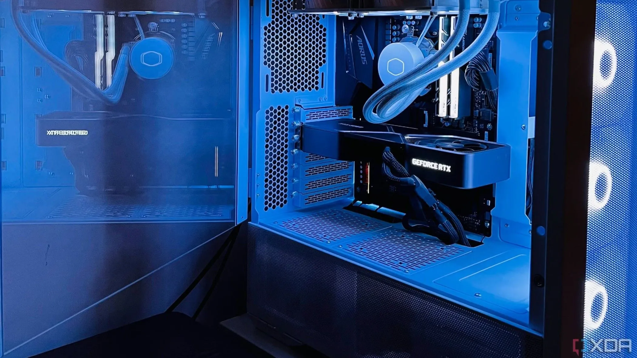 Máy tính chơi game cao cấp với card RTX 3080 và chip Ryzen 7 5700X, tượng trưng cho sự phức tạp của PC gaming so với game console.