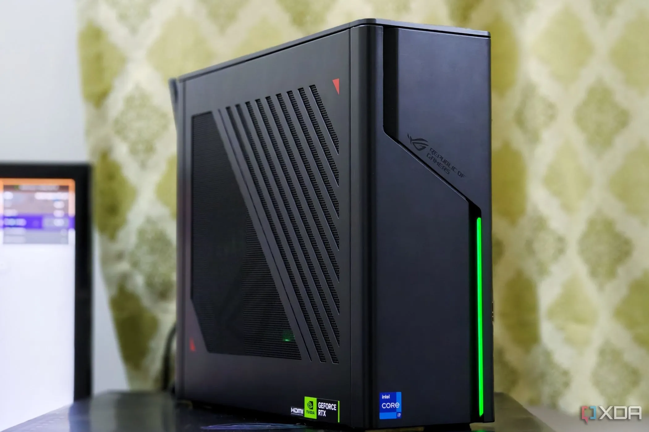 Máy tính SFF ASUS ROG G22CH gọn gàng trên bàn làm việc, dễ dàng di chuyển