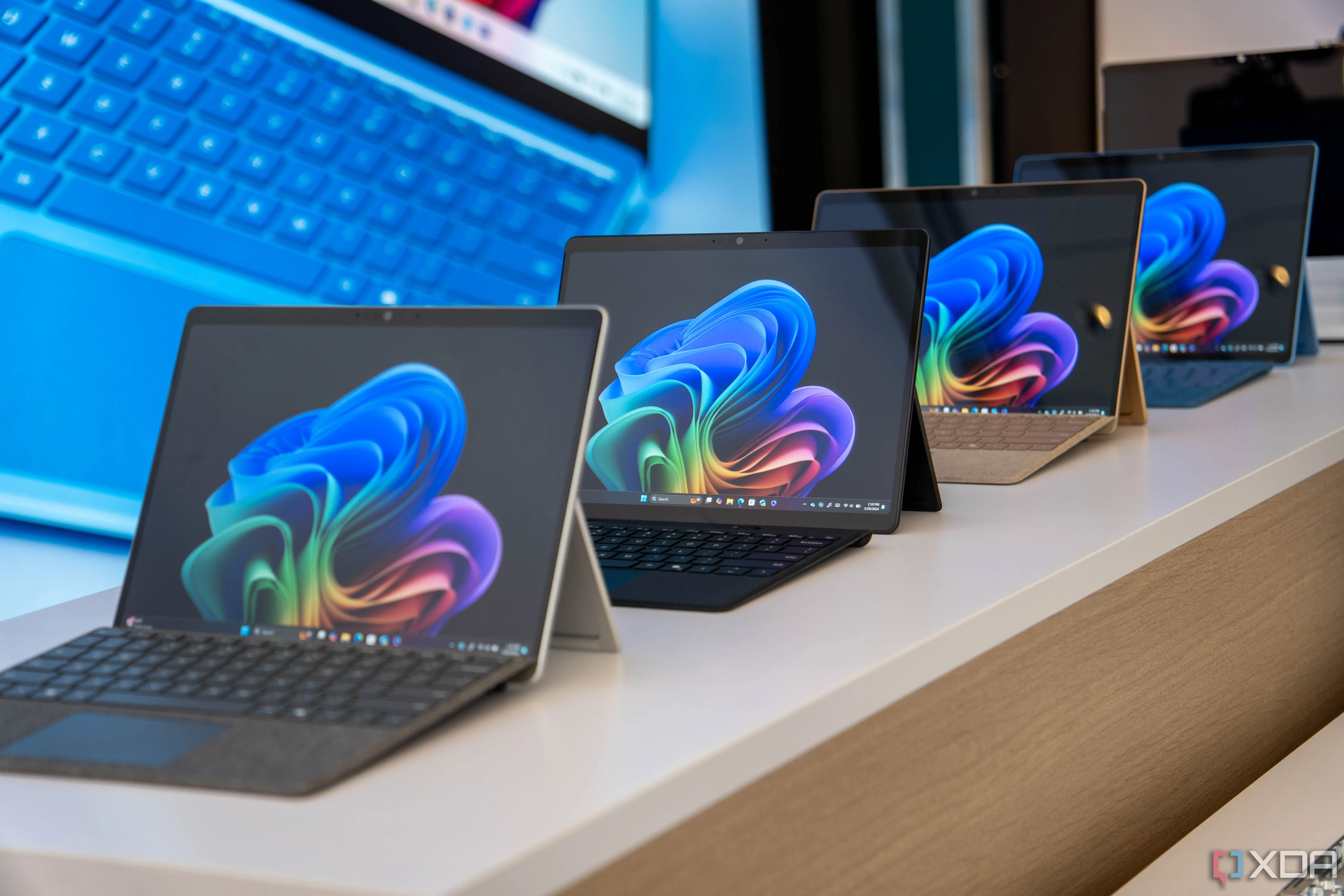Máy tính Surface Pro với màn hình hiển thị, minh họa lỗ hổng bảo mật hệ điều hành và phần mềm ngay cả khi dùng VPN.