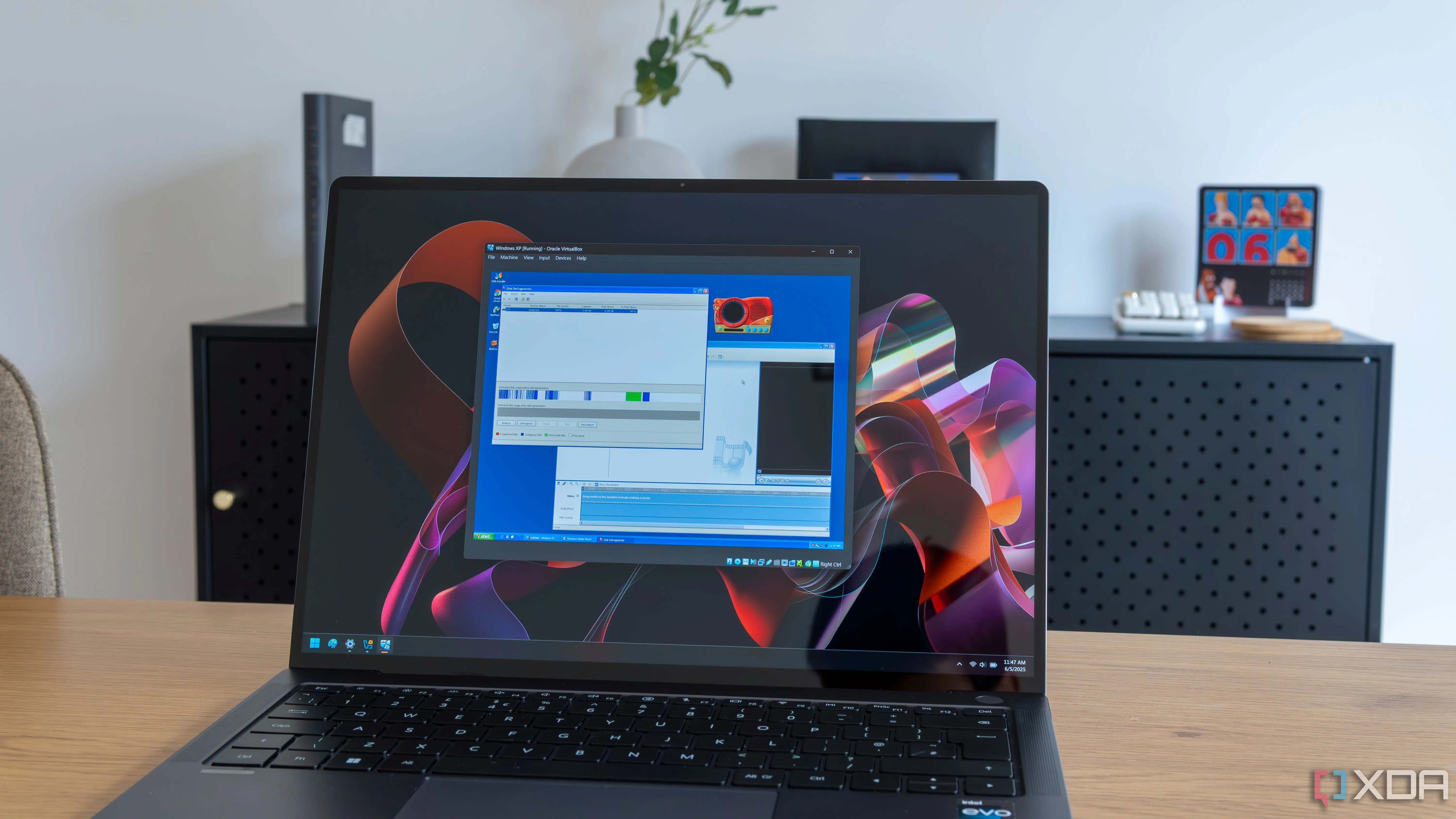 Máy tính xách tay Windows 11 đang chạy hệ điều hành Windows XP ảo hóa qua máy ảo.