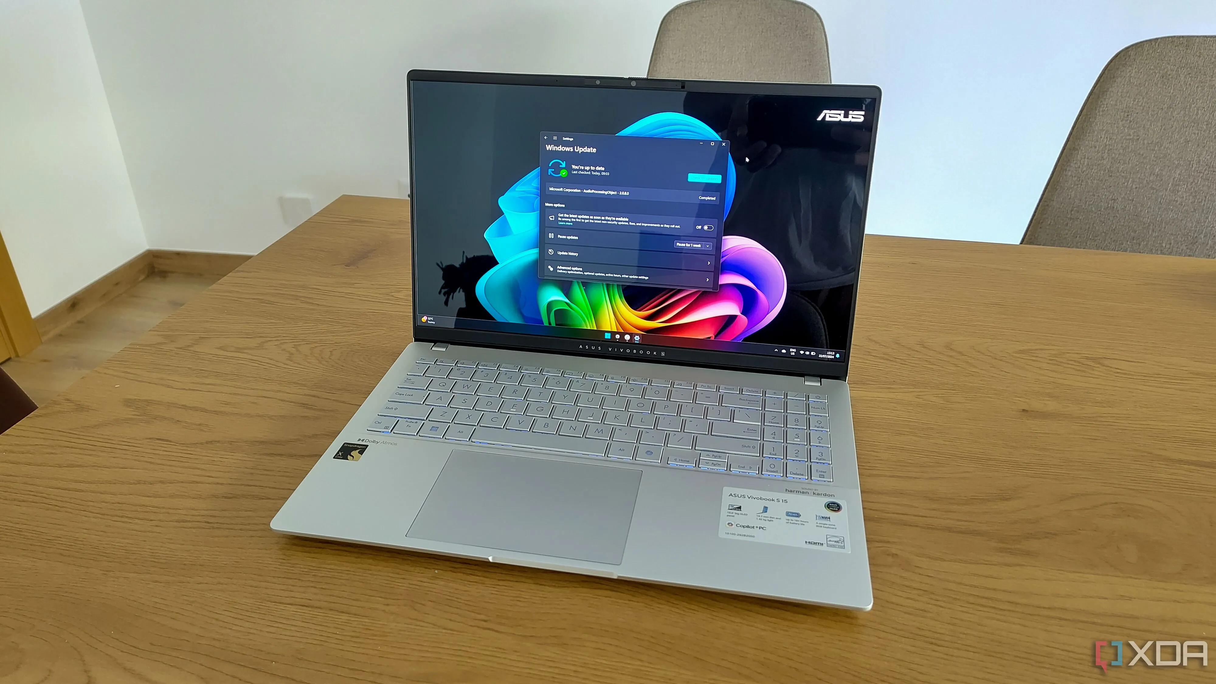 Máy tính xách tay Windows 11 với Windows Update hiển thị hệ thống đã được cập nhật