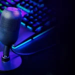 Micro Razer Seiren V3 Mini được đặt trên bàn làm việc cạnh bàn phím cơ