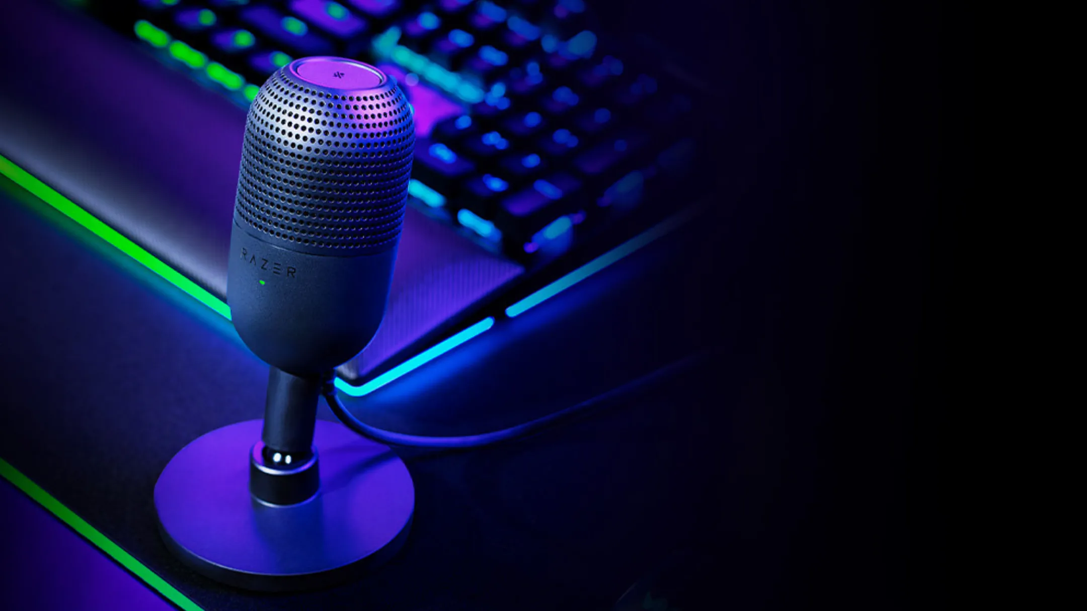 Micro Razer Seiren V3 Mini được đặt trên bàn làm việc cạnh bàn phím cơ