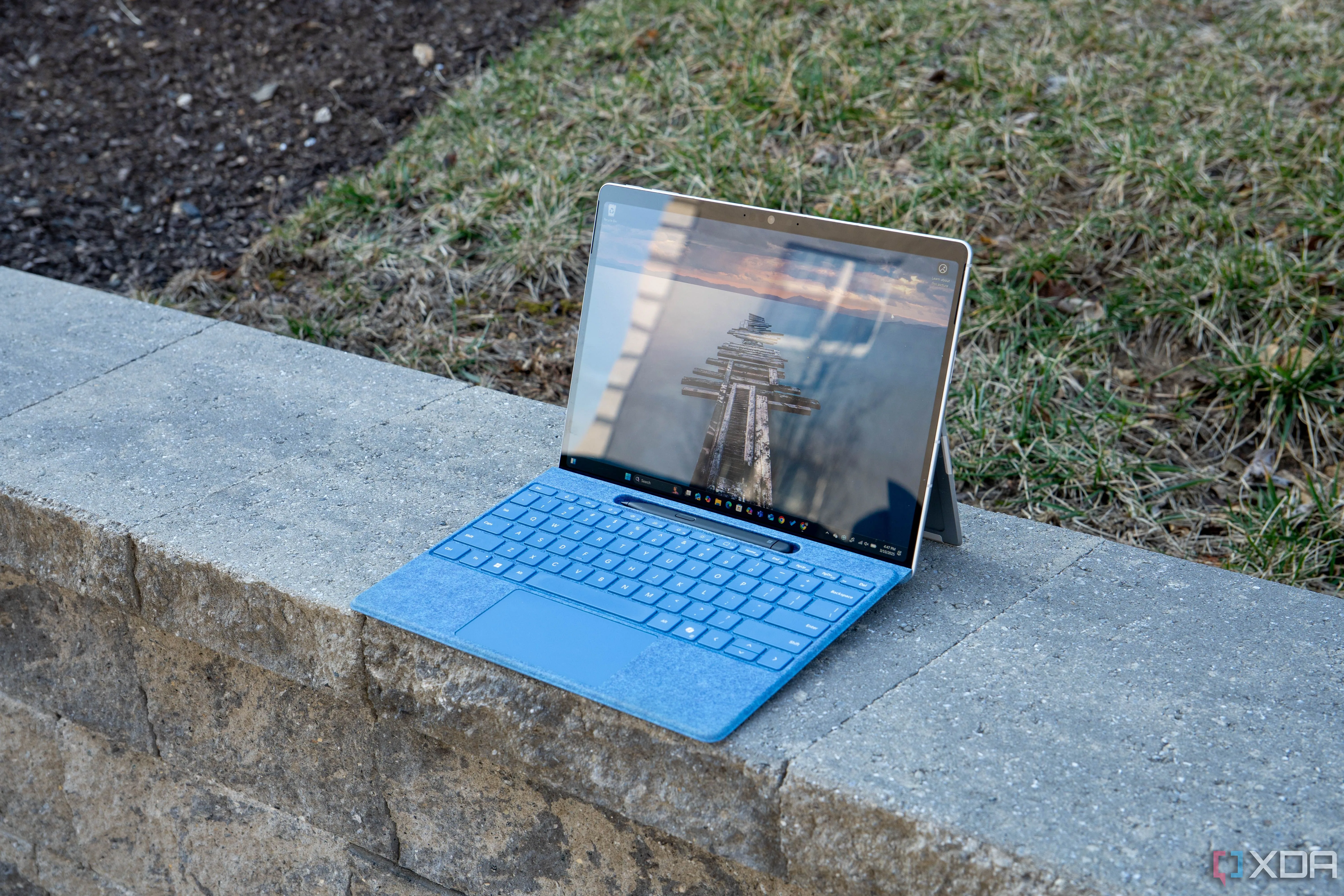 Microsoft Surface Pro 11 với bàn phím Flex Keyboard và bút cảm ứng