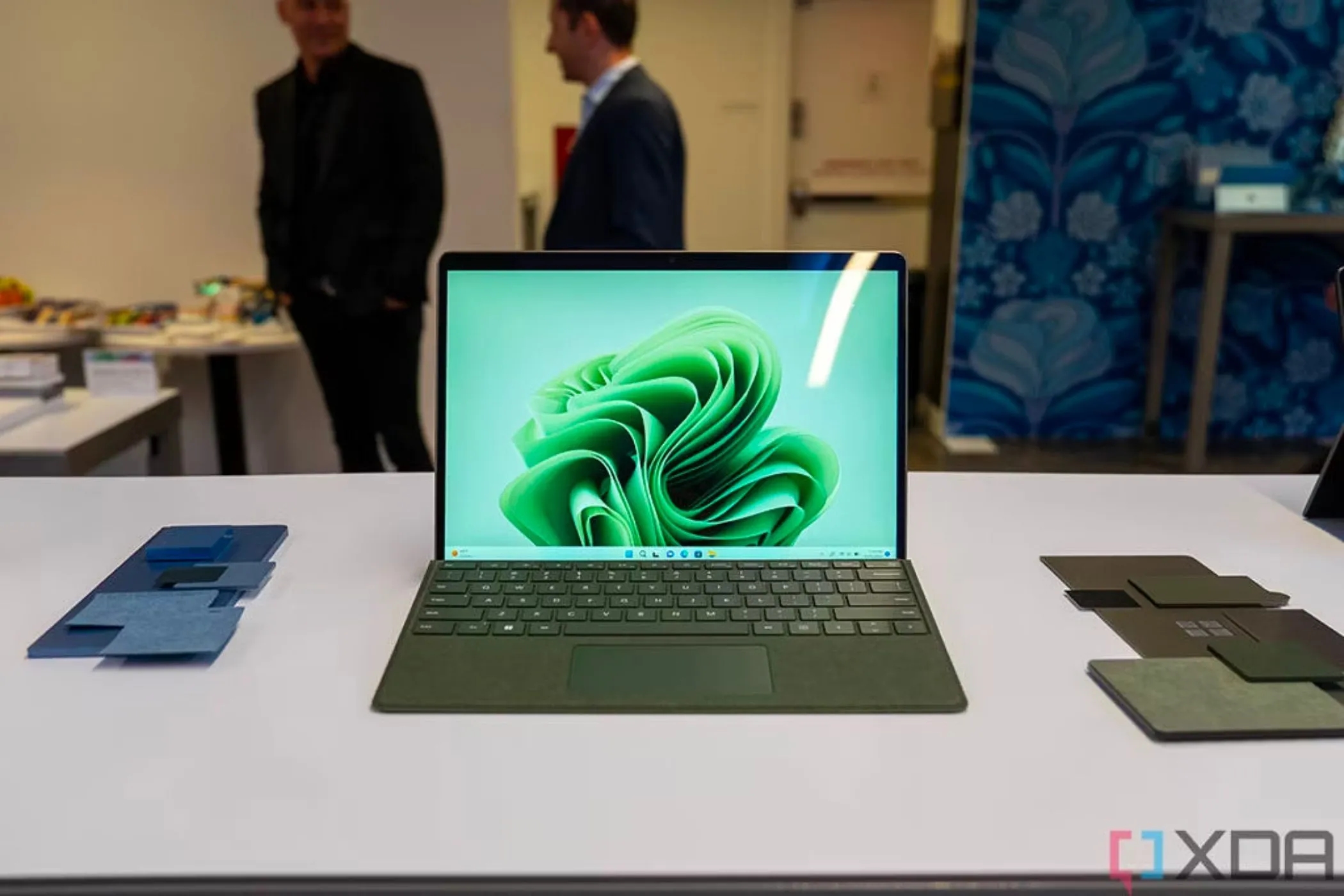 Microsoft Surface Pro 9 màu xanh rừng đặt trên bàn trắng