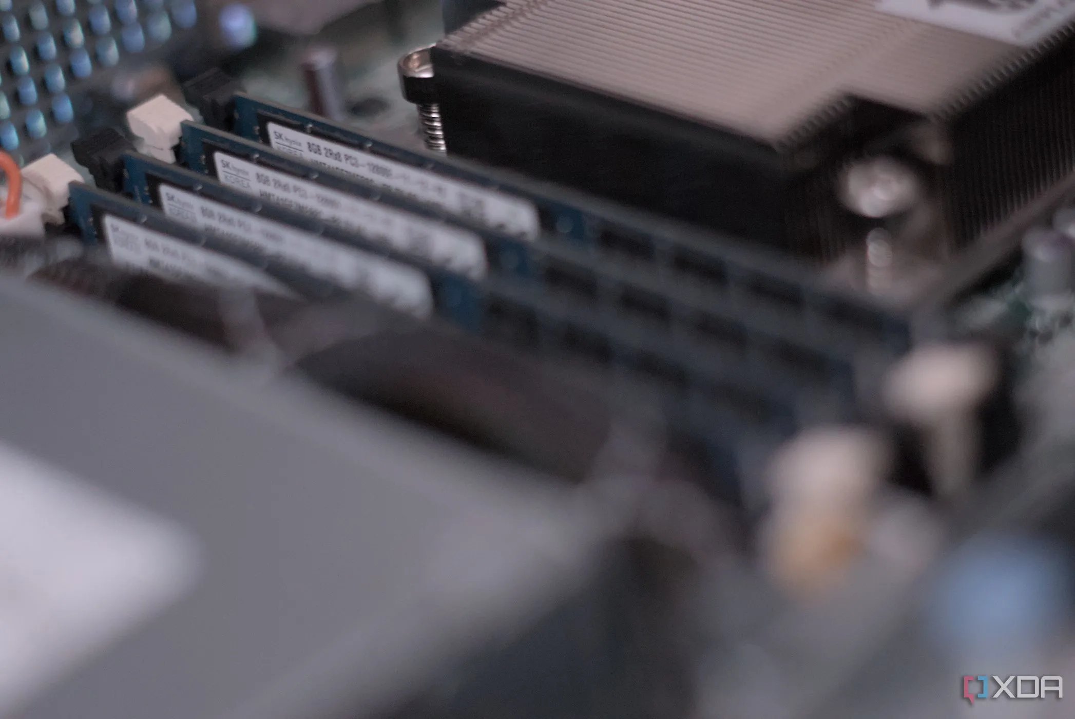 Module RAM hiệu suất cao trong máy chủ Dell PowerEdge R210 II, cho thấy tiềm năng tốc độ của RAM DDR6
