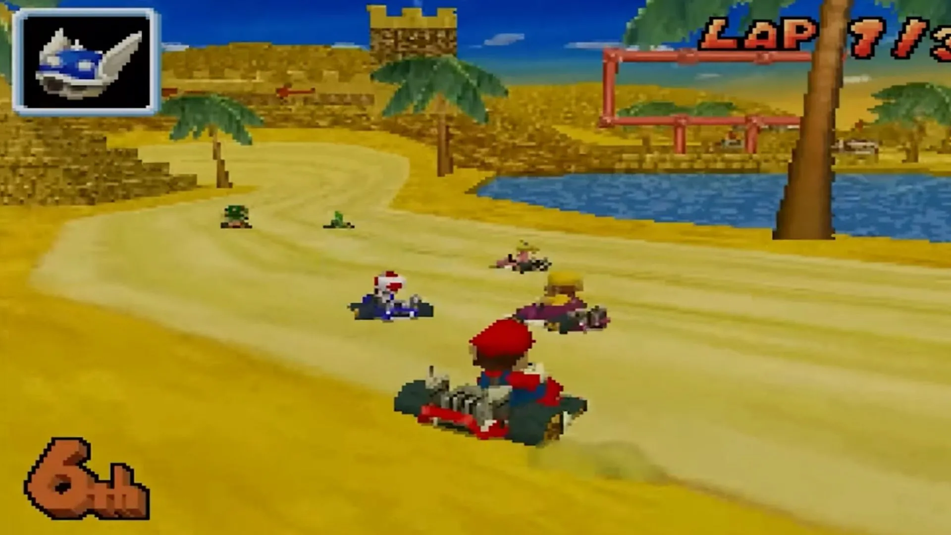 Một cảnh Mario Kart DS với Mario đang đua và có vỏ xanh