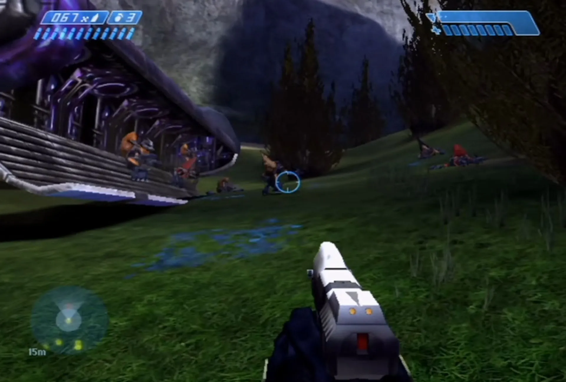 Một cảnh quay gameplay của Halo: Combat Evolved, Master Chief đang chiến đấu với kẻ thù