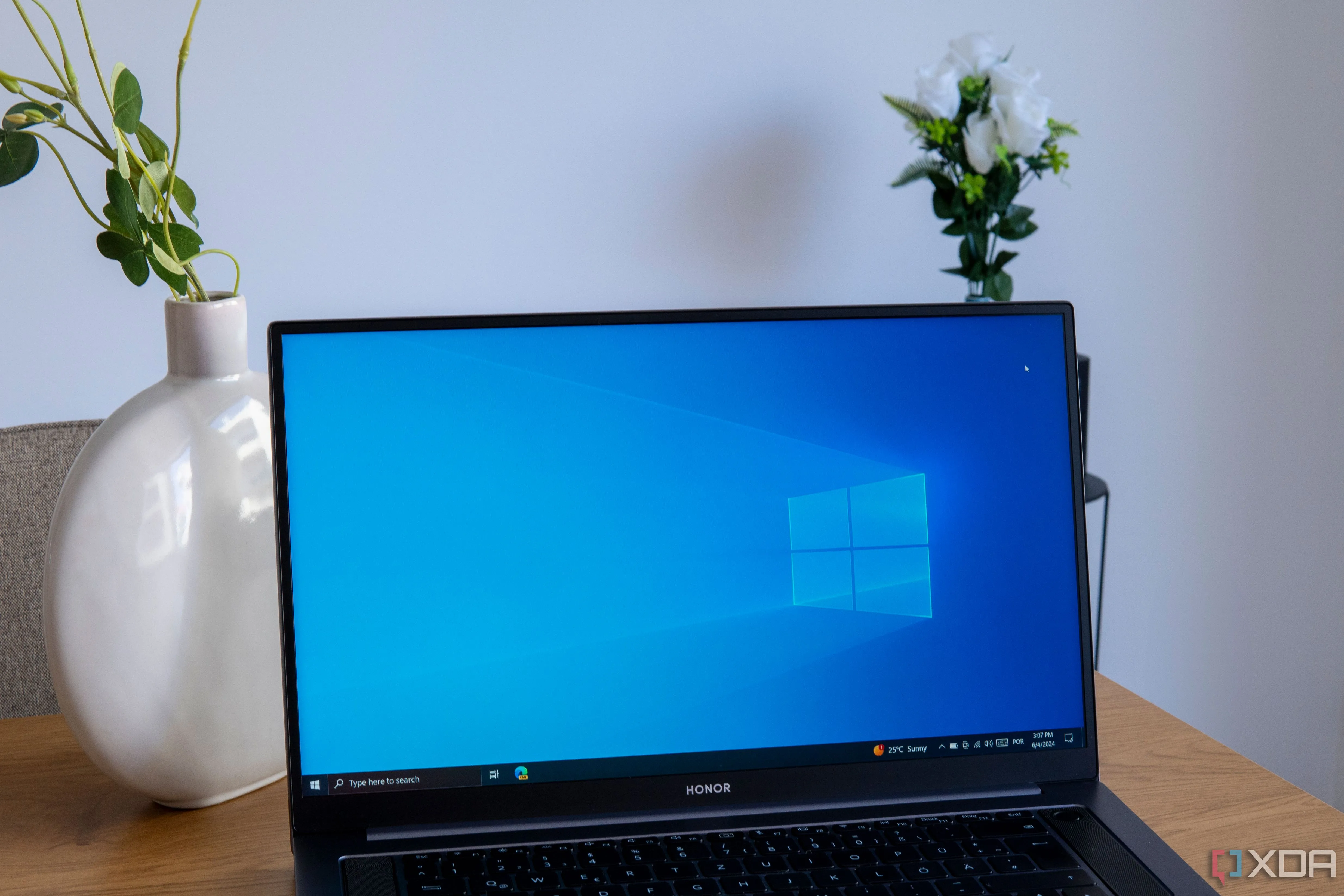 Một chiếc laptop đang chạy hệ điều hành Windows 10, biểu tượng cho di sản và sự hiện diện của nền tảng này trong thập kỷ qua.