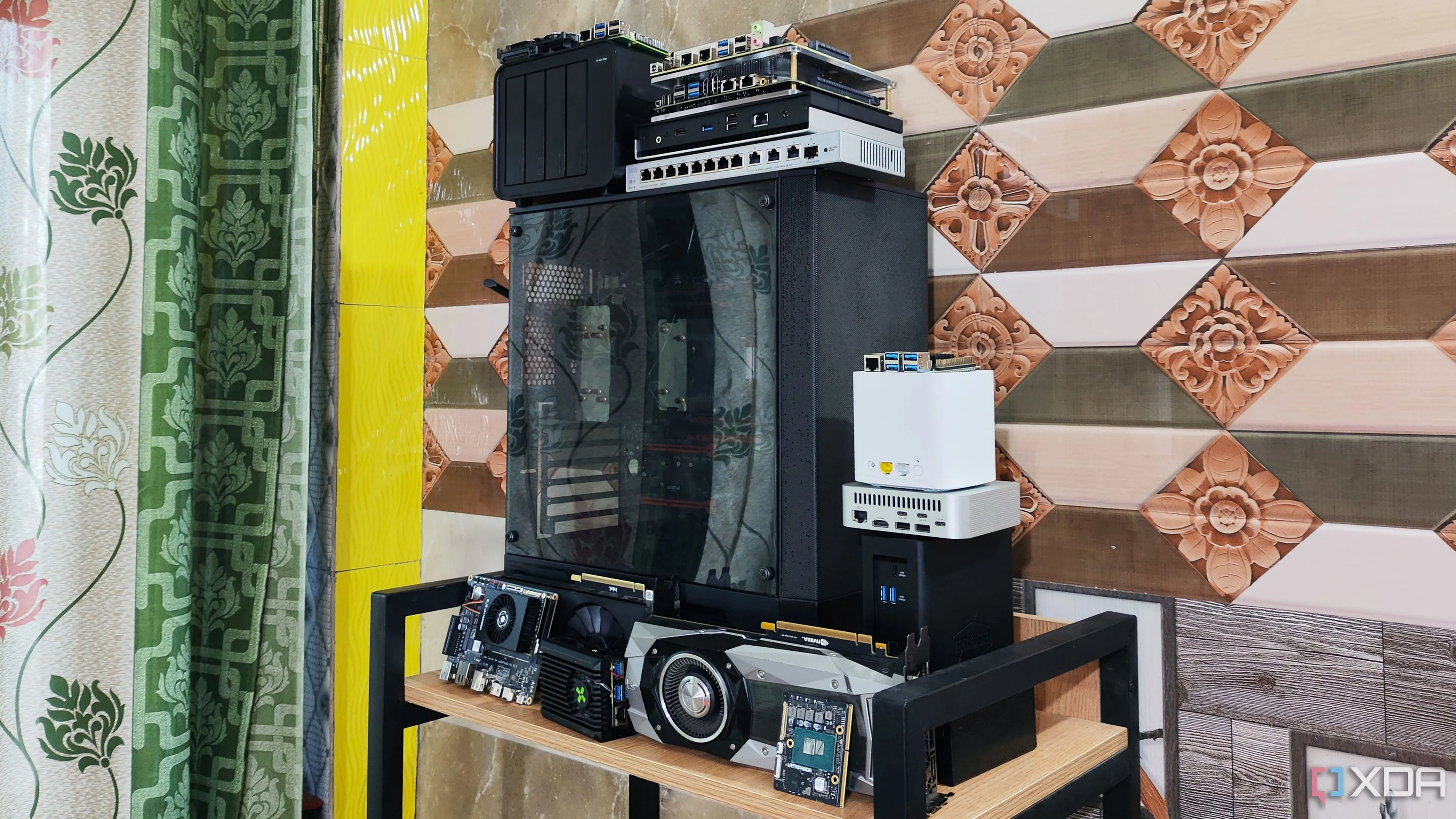 Một dàn thiết bị home lab gồm các server và router, thể hiện tiềm năng tự xây dựng hệ thống smart home mạnh mẽ với GPU