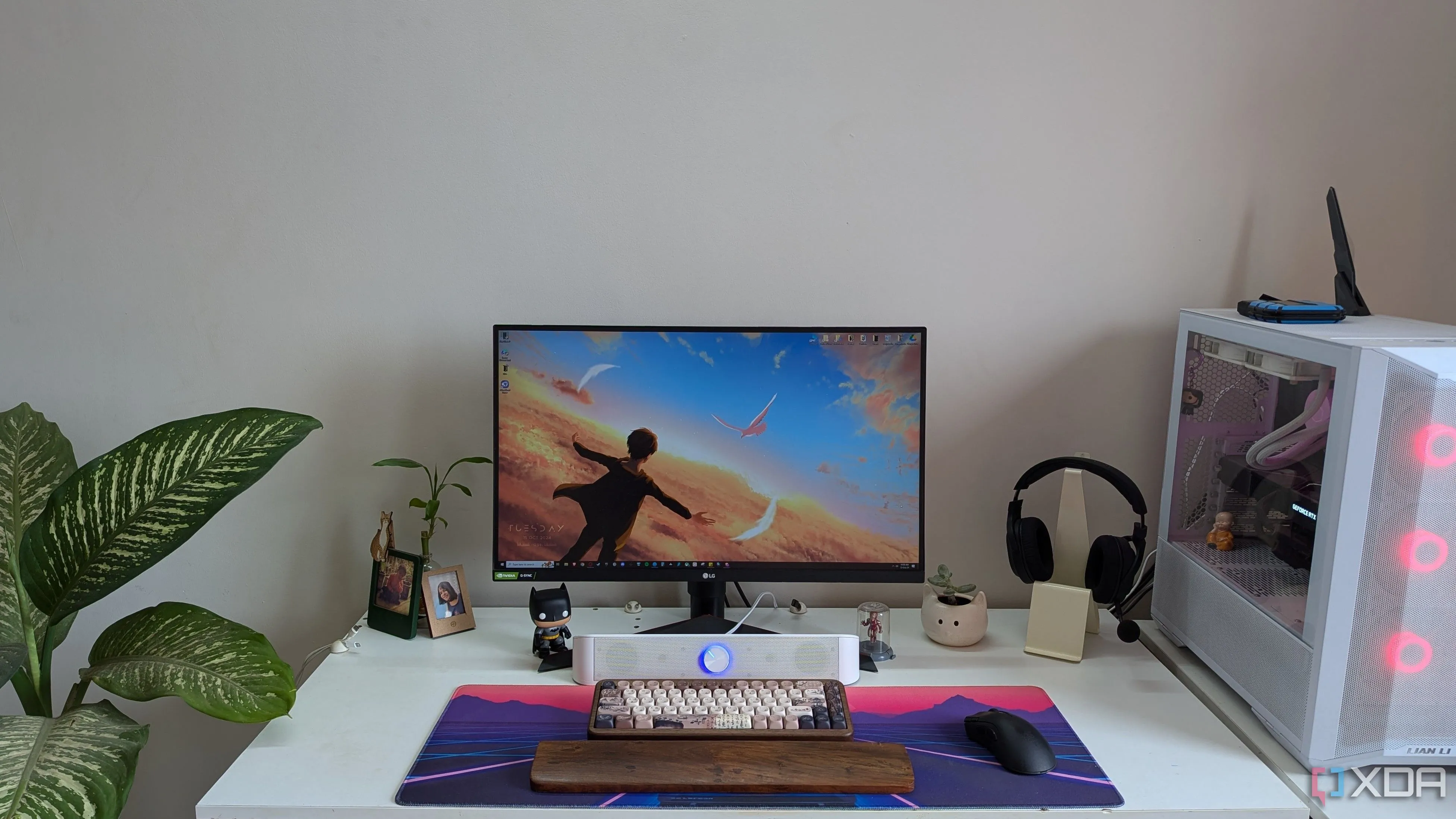 Một góc setup máy tính đầy đủ với PC, màn hình, bàn và các phụ kiện được sắp xếp gọn gàng