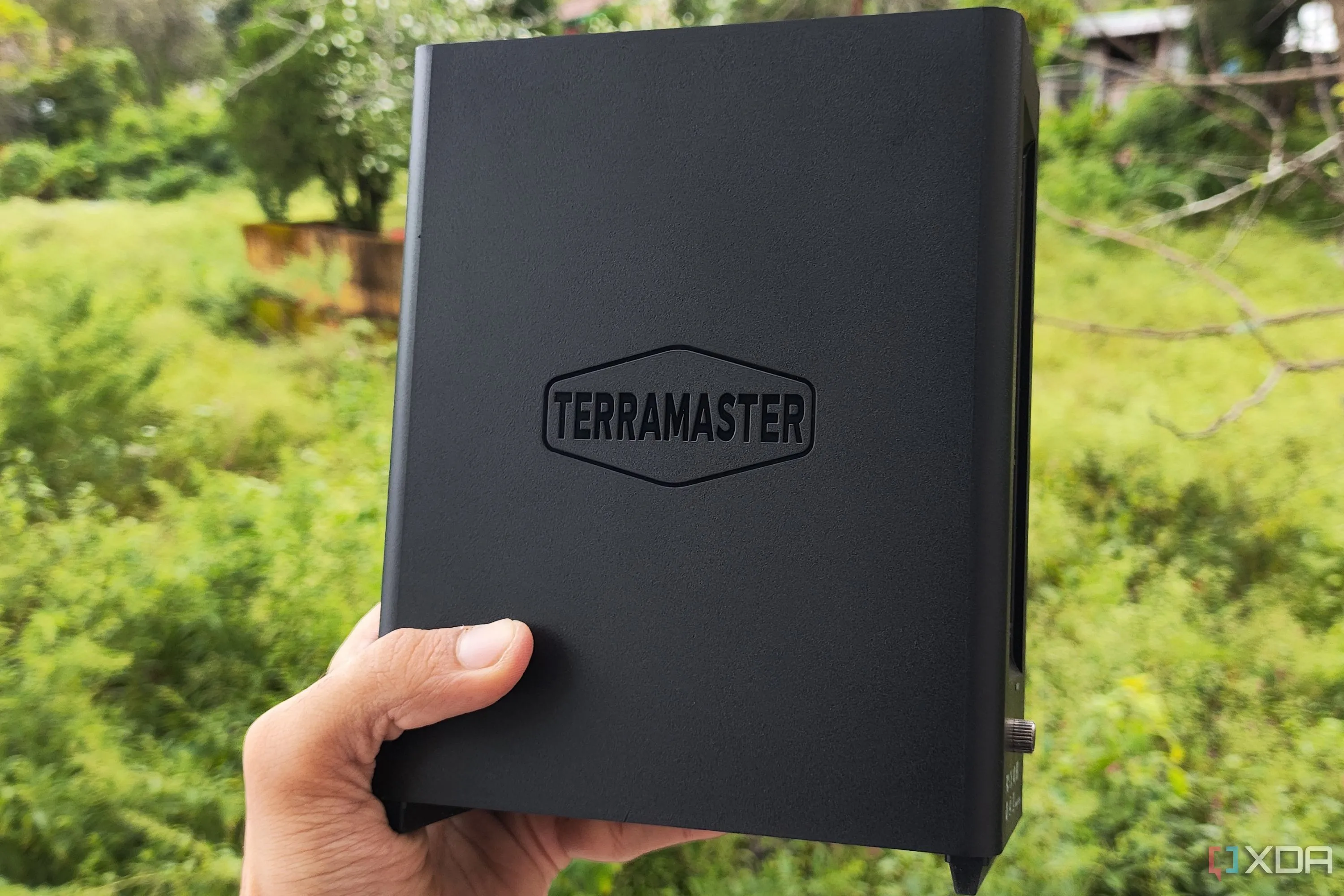 Một người cầm thiết bị NAS TerraMaster F8 SSD Plus all-flash trong lòng bàn tay