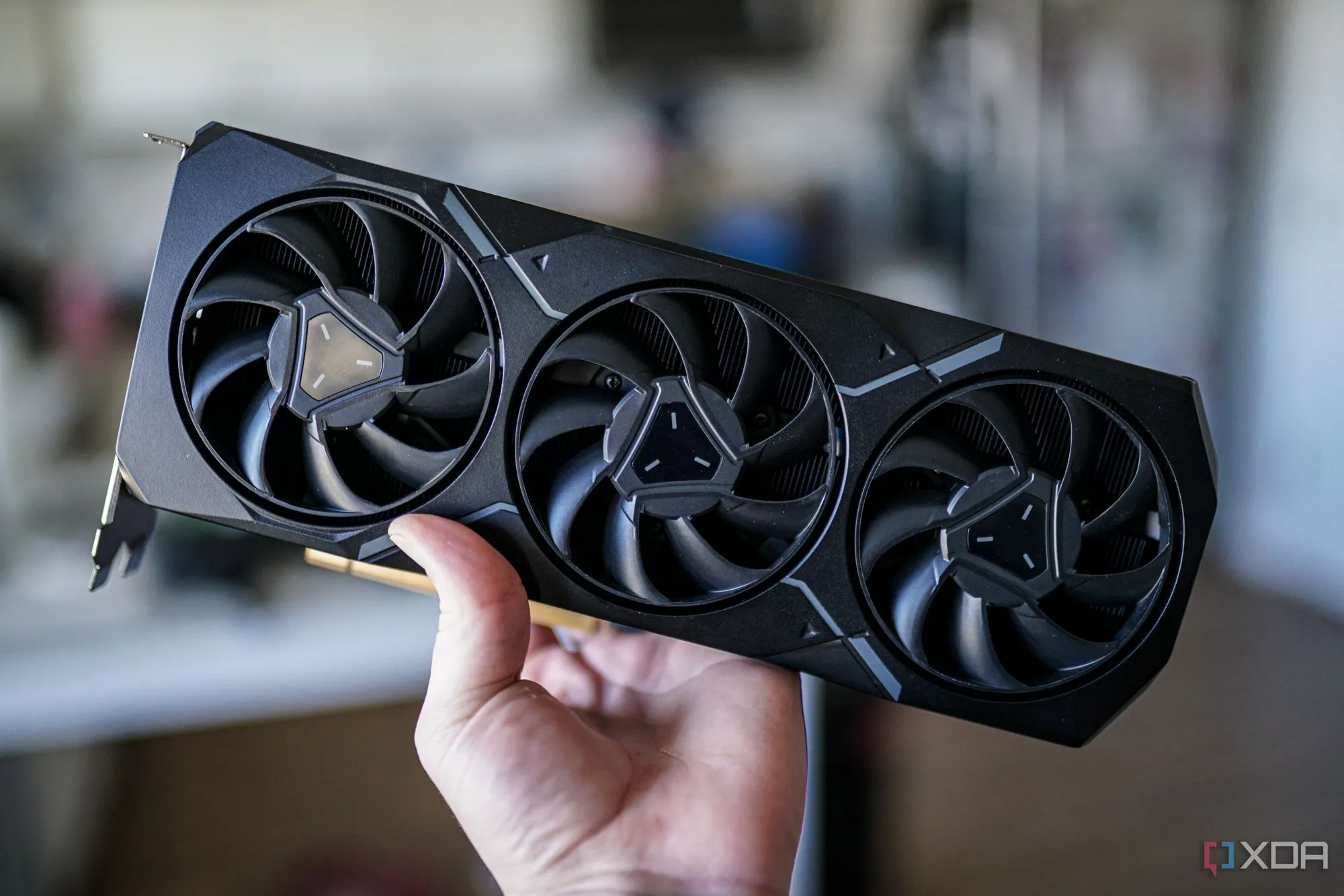Một người đang cầm card đồ họa AMD Radeon RX, biểu tượng cho sự cạnh tranh sắp tới với Nvidia RTX 5070 Ti