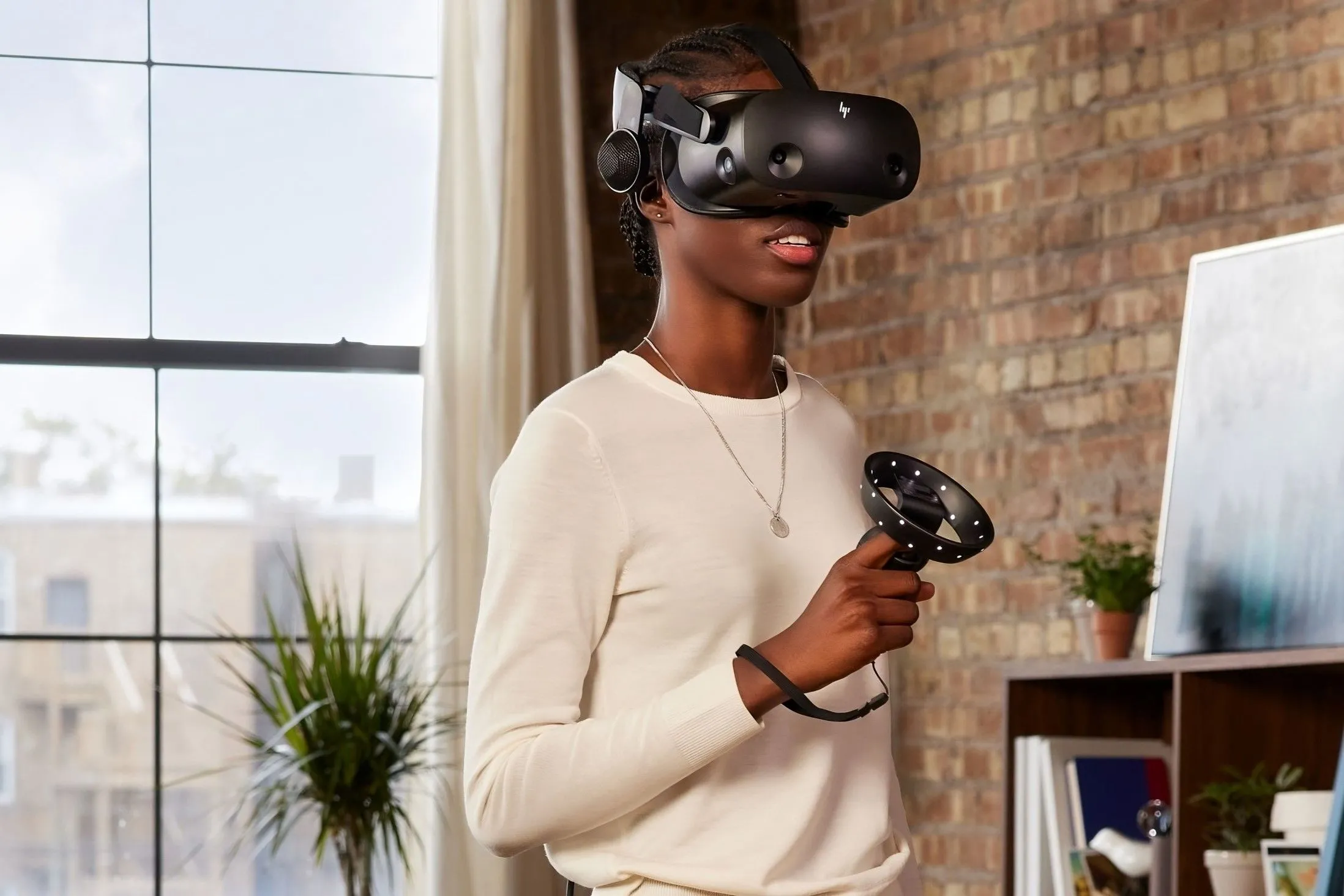 Một người phụ nữ đeo tai nghe thực tế hỗn hợp HP Reverb G2, đại diện cho công nghệ Windows Mixed Reality.