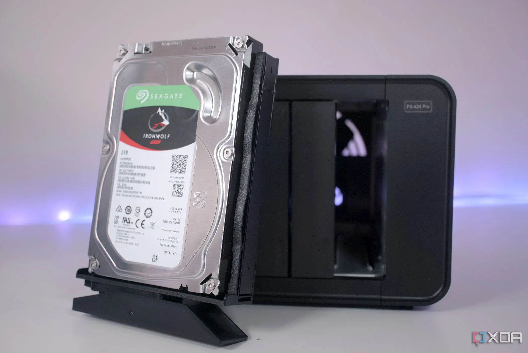Một ổ cứng HDD truyền thống được đặt trước thiết bị lưu trữ NAS TerraMaster F4-424 Pro, biểu trưng cho sự so sánh giá trị ổ cứng