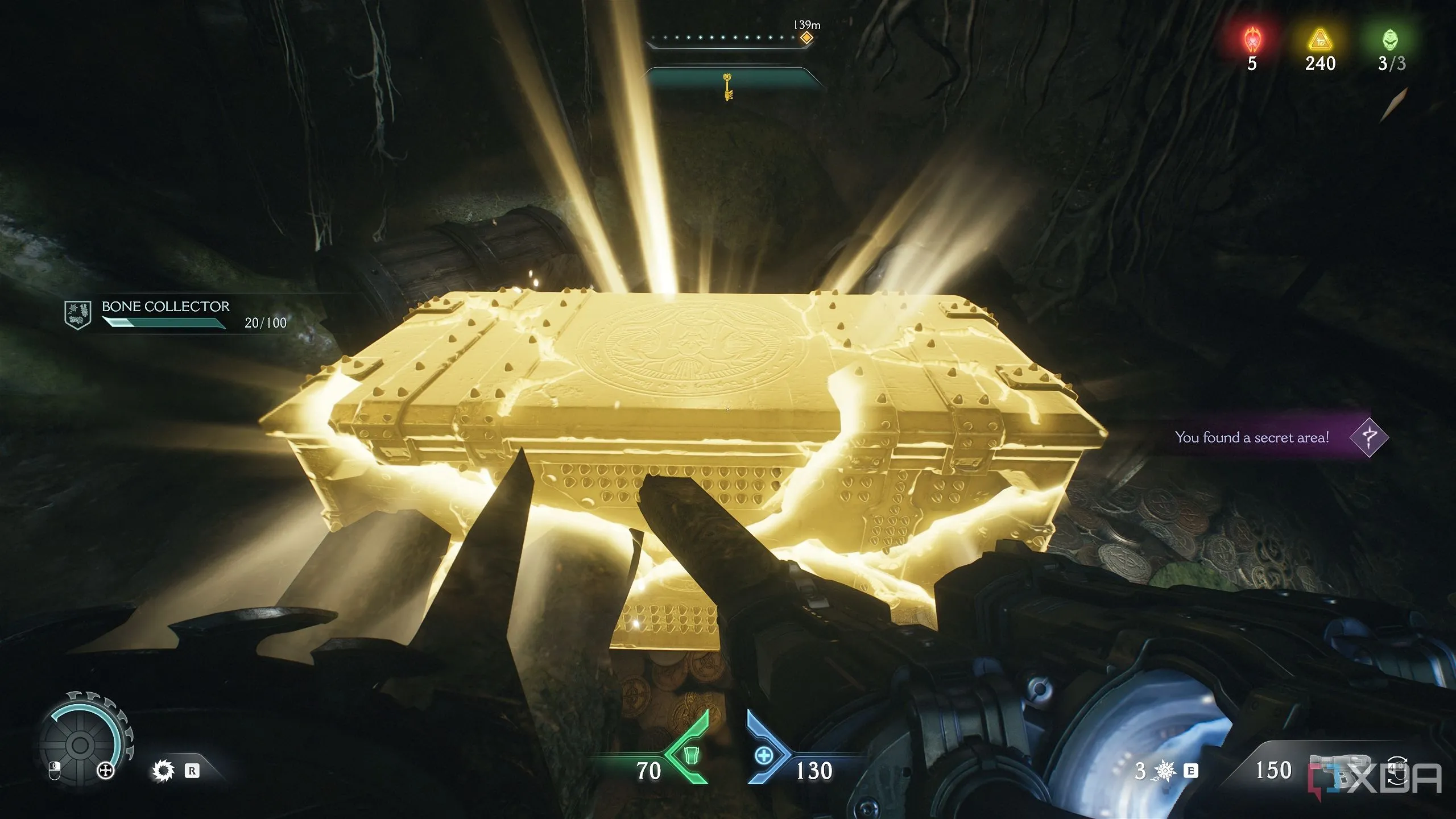 Một rương vàng phát sáng trong khu vực bí mật, chứa đựng những phần thưởng giá trị cho Doom Slayer.